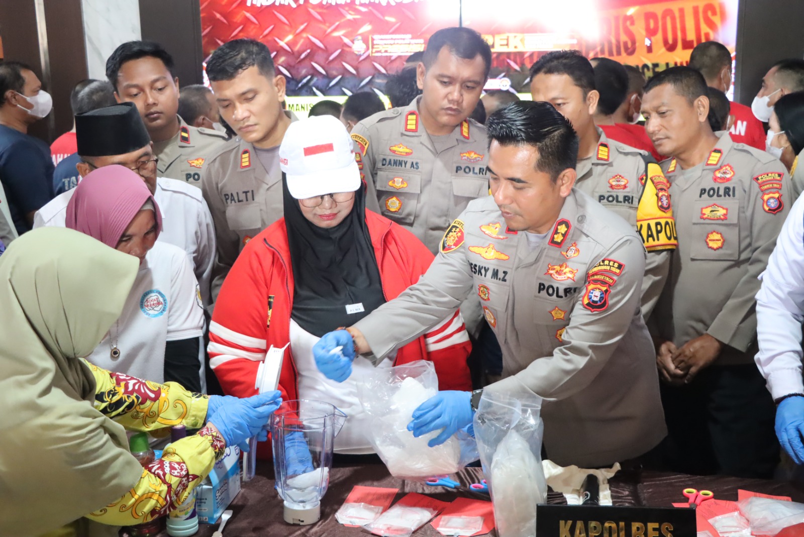 <p>Pemusnahan Narkotika jenis sabu hasil operasi Antik Telabang 2025 di Mapolres Kotim. (Foto : Agus)</p>
