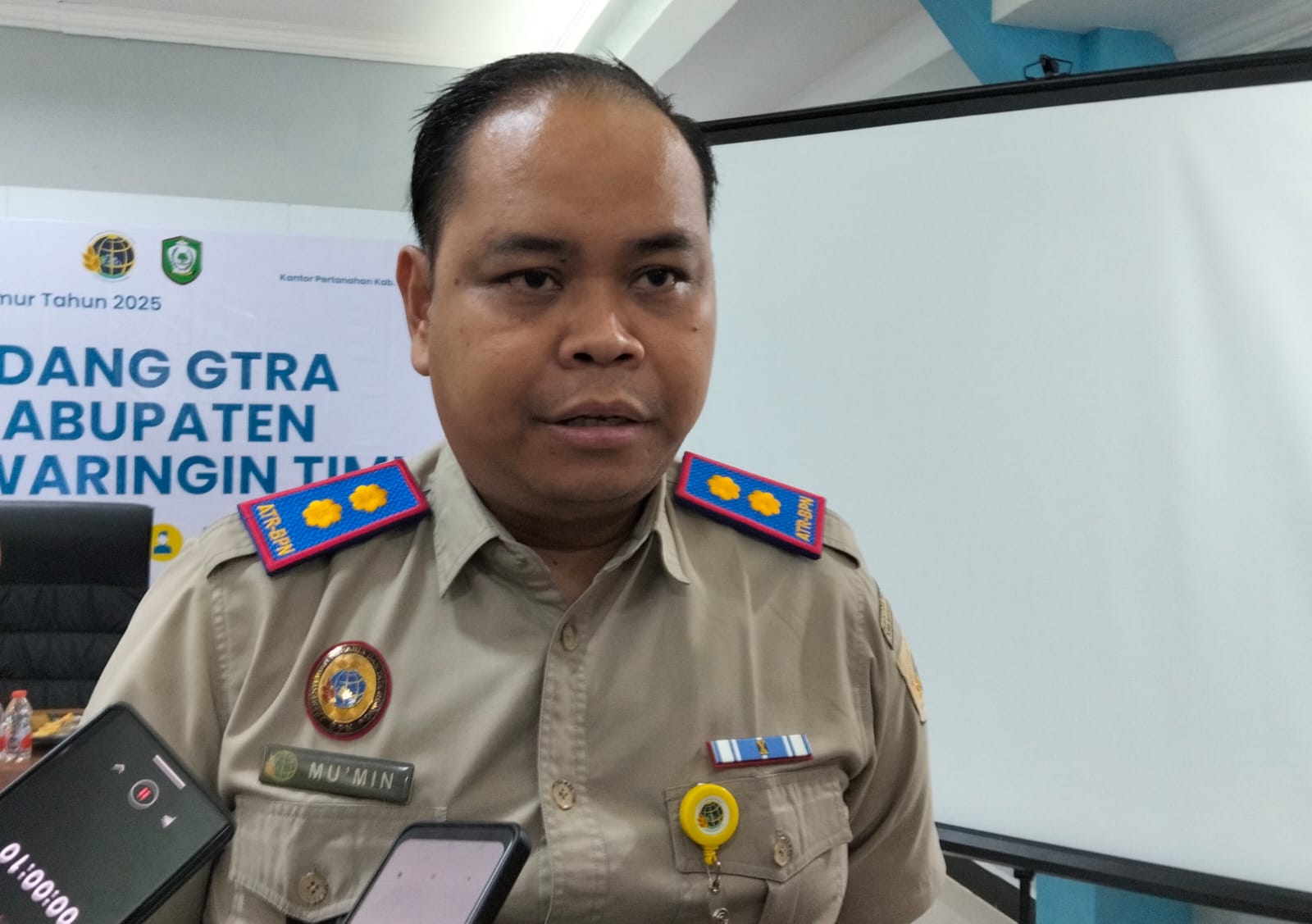 <p>Kepala BPN Kotim, Mumin Haryanto saat diwawancarai. (Foto: Ist) </p>