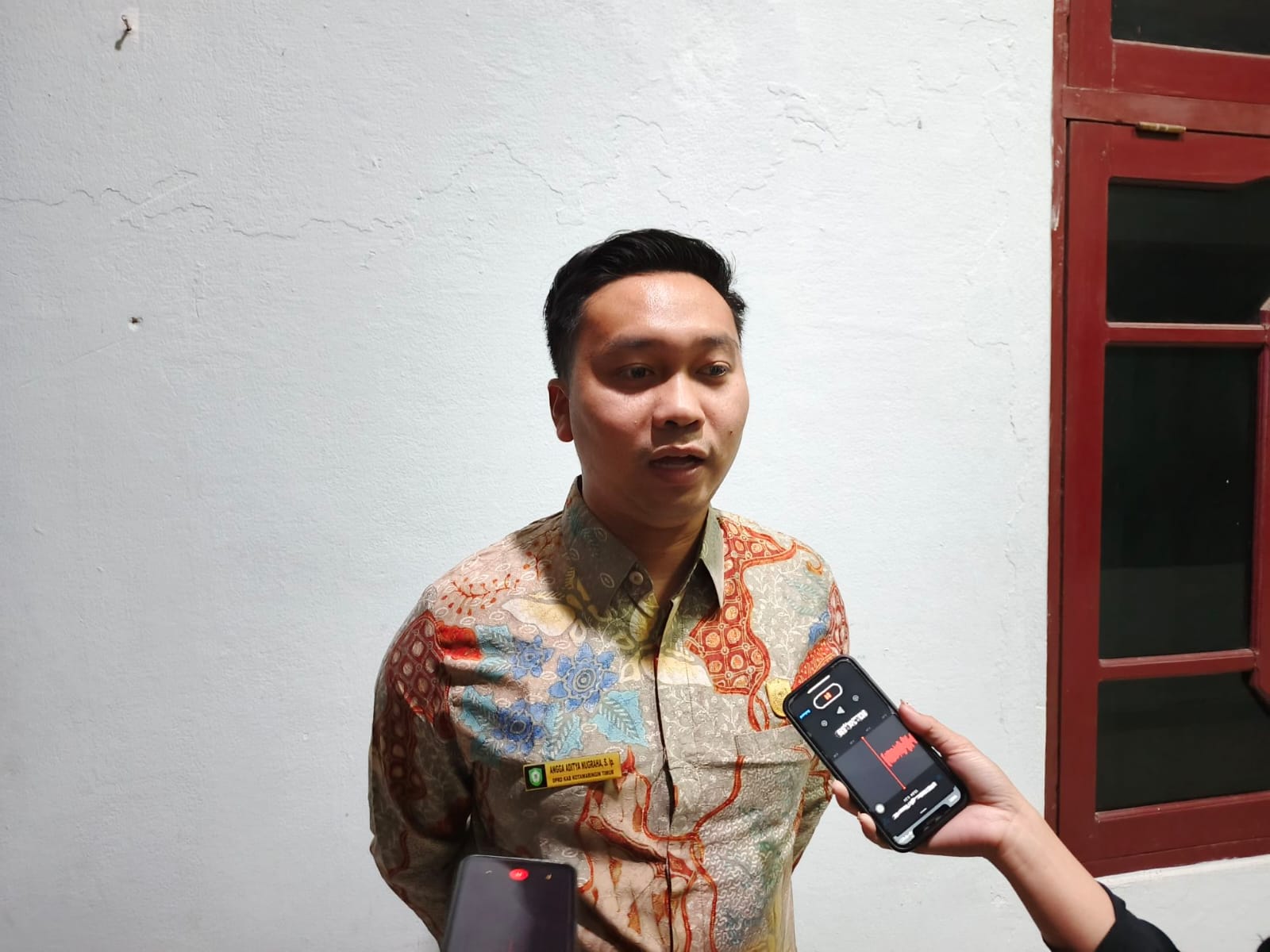 <p>Ketua Komisi I DPRD Kotim, Angga Aditya Nugraha saat diwawancarai. </p>