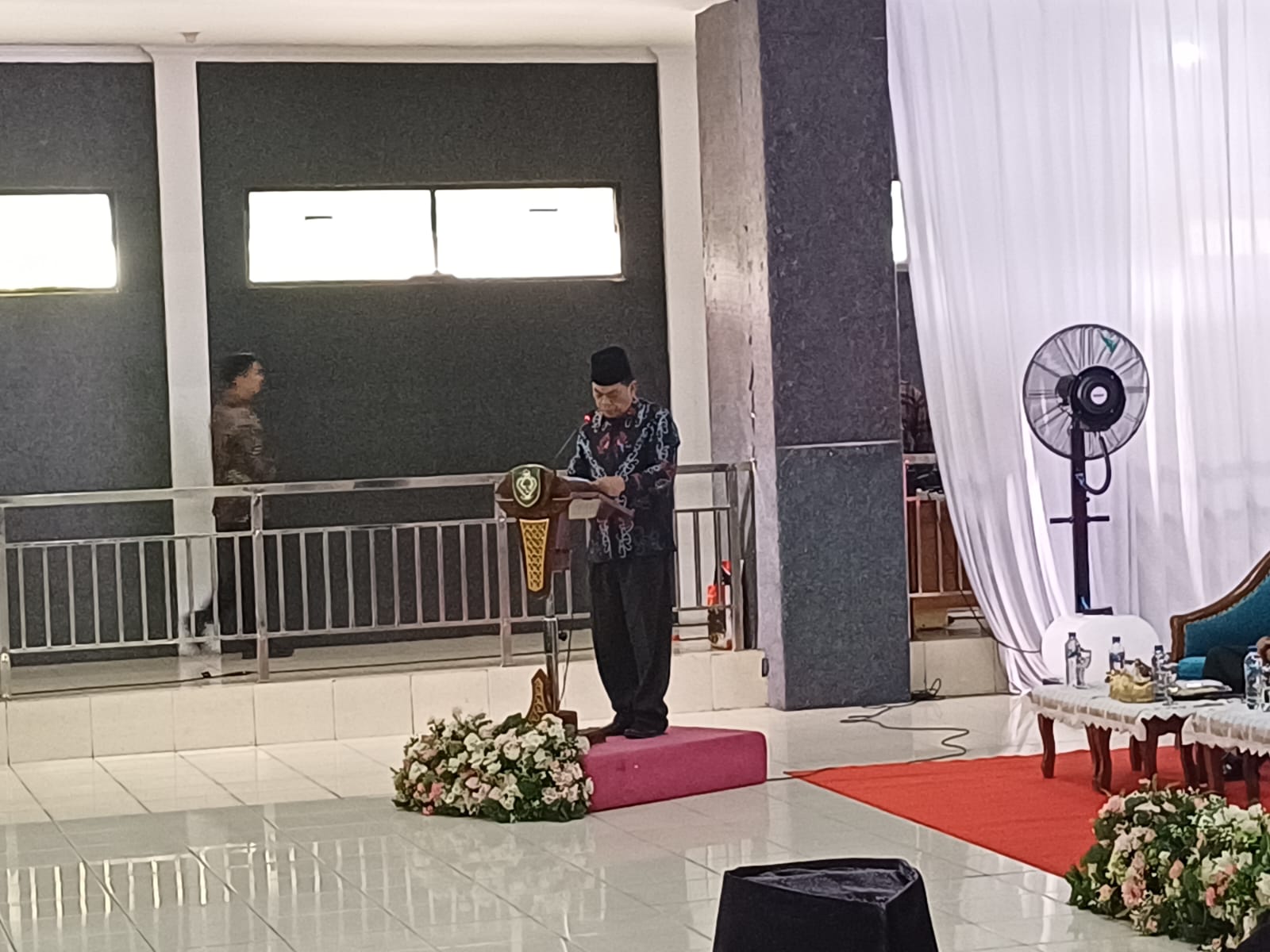 <p>Ketua Panitia, Rihel saat menyampaikan laporan pada pelepasan keberangkatan jemaah calon haji tahun 1446 Hijriah/2025 M, di Komplek Islamic Center, Selasa (13/5/2025).</p>