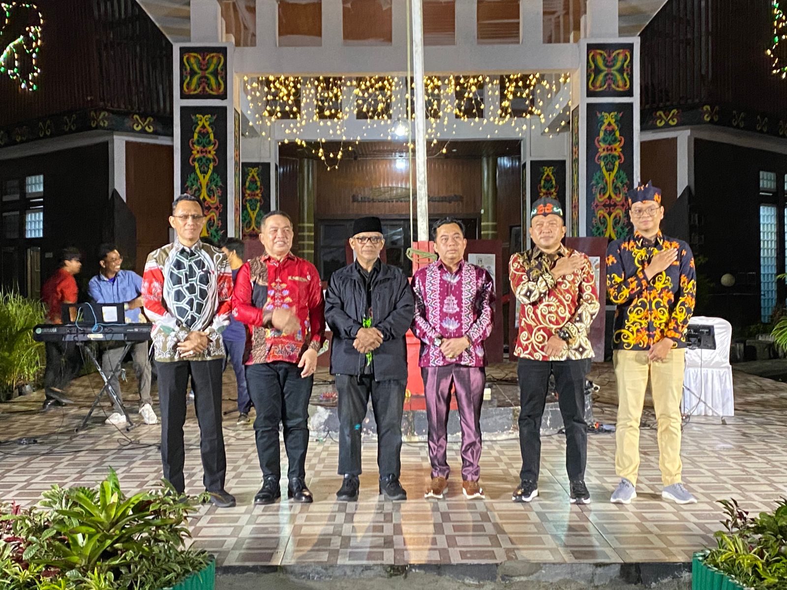 <p>Pj Sekda Kotim, Masri, berfoto bersama jajaran usai membuka kegiatan Edukasi Kultural 2025, di Museum Kayu Sampit, Selasa (24/6/2025) malam. </p>
