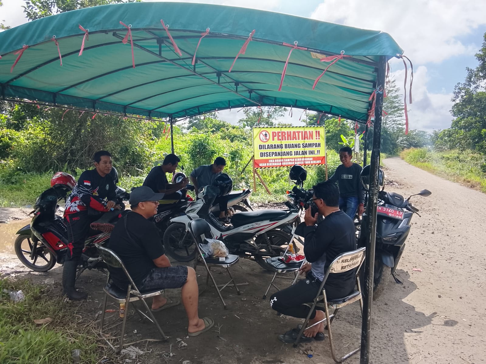 <p>Jajaran Pemerintah Kecamatan Mentawa Baru Ketapang saat berjaga di kawasan Jalan Dewi Sartika guna menekan aktivitas pembuangan sampah sembarangan.</p>