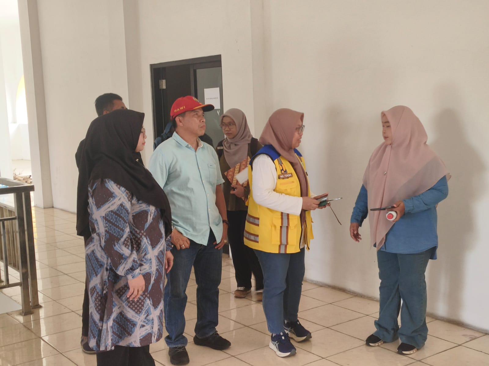 <p>Wakil Bupati Kabupaten Kotim, Irawati bersama Kepala Dinas Sosial Kotim Hawianan ketika mendampingi Kementerian PUPR Perwakilan Provinsi Kalteng meninjau Islamic Centre Sampit, pada Jumat (27/6/2025).</p>