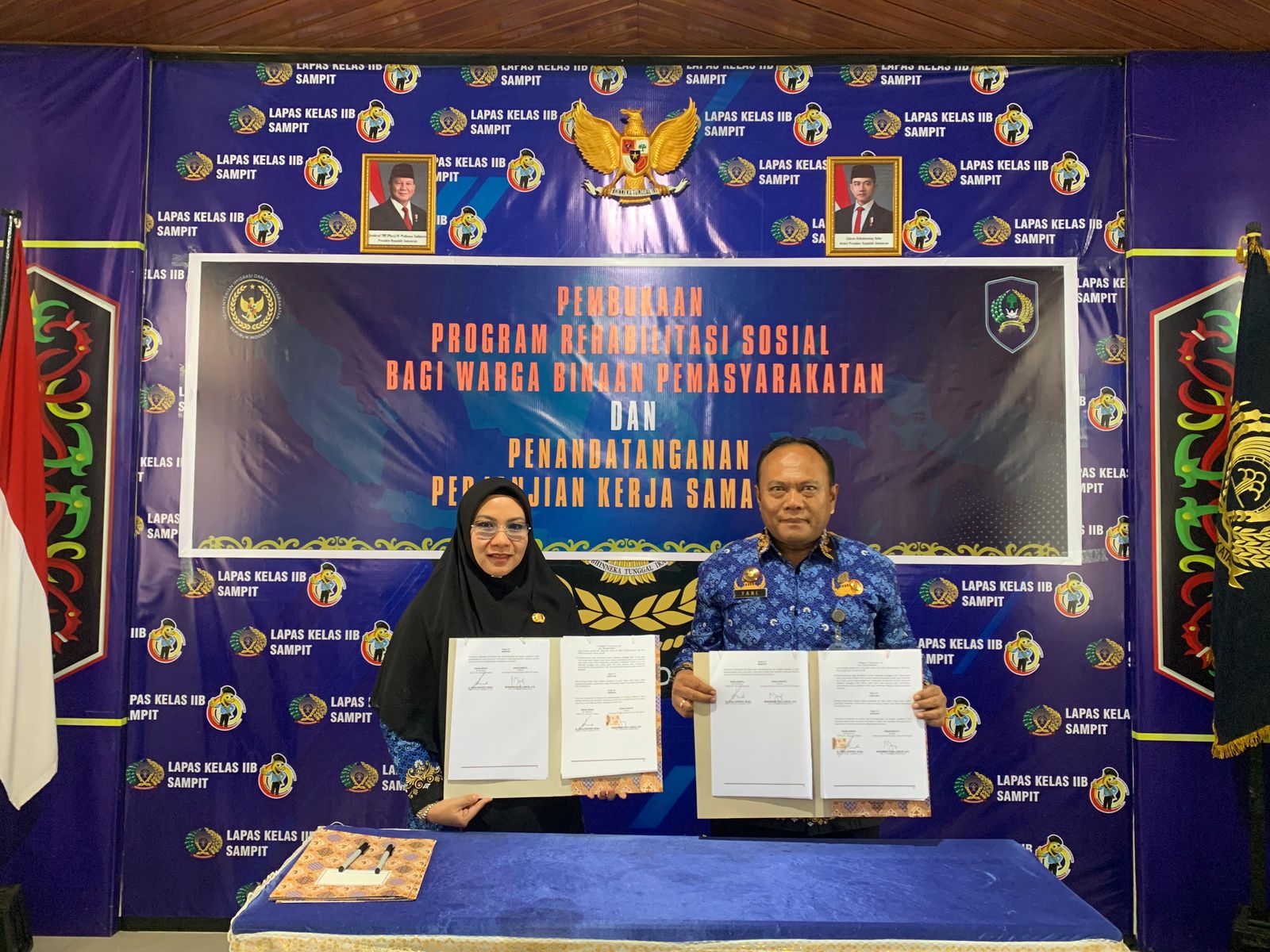 <p>Plt Direktur RSUD dr Murjani Sampit, dr Yulia Nofiany dan Kepala Lapas Kelas IIB Sampit, Muhammad Yani, saat melaksanakan tanda tangan kerjasama program rehabilitasi sosial, Kamis (17/7/2025). (Foto: Ist) </p>