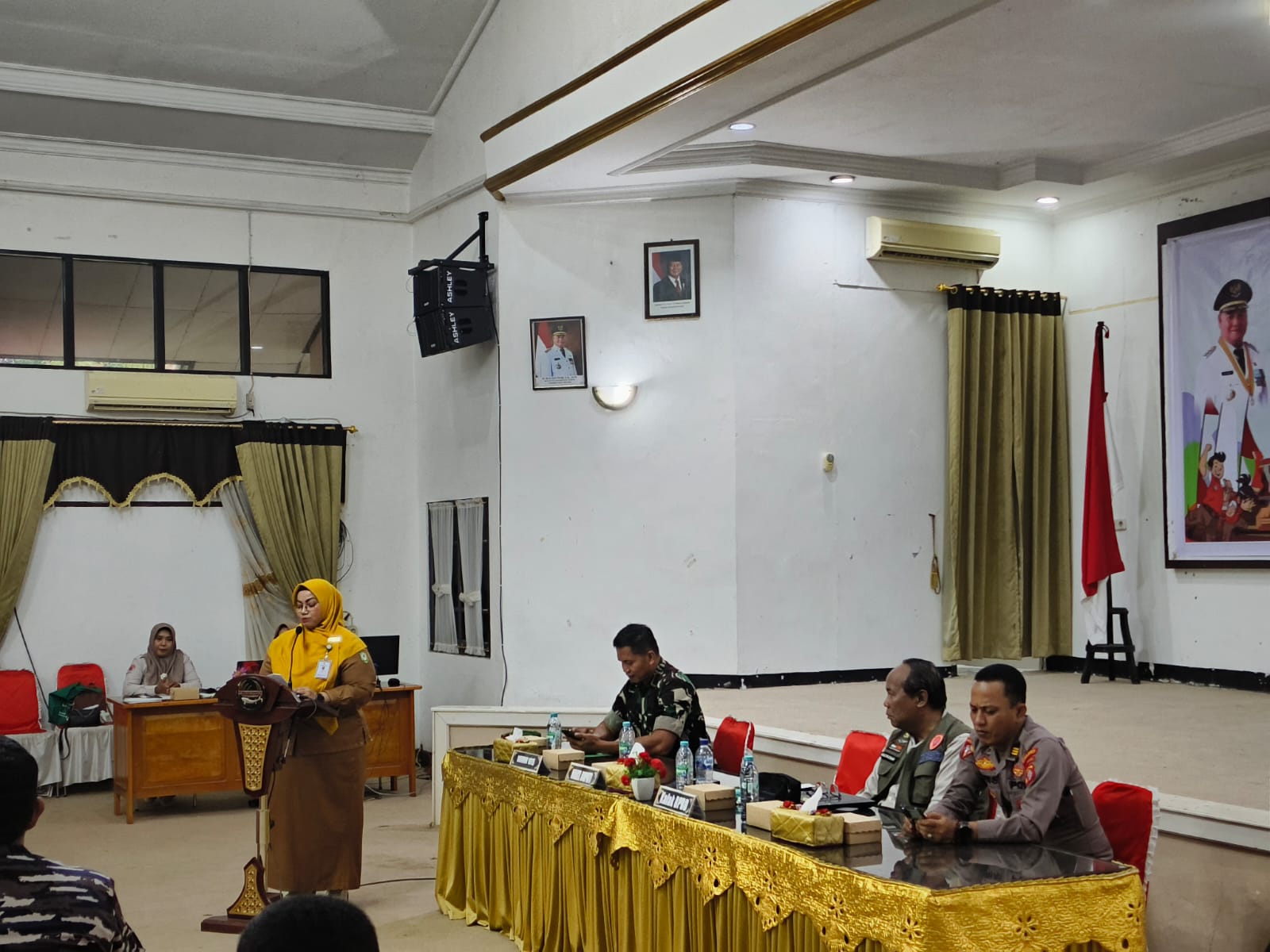 <p>Wakil Bupati Kotim, Irawati saat membacakan sambutan dalam acara Pelatihan Mitigasi Bencana Kebakaran Hutan Dan Lahan (Karhutla) yang digelar di Aula Bapperida Kotim, Selasa (22/7/2025). (Foto : Apri)</p>