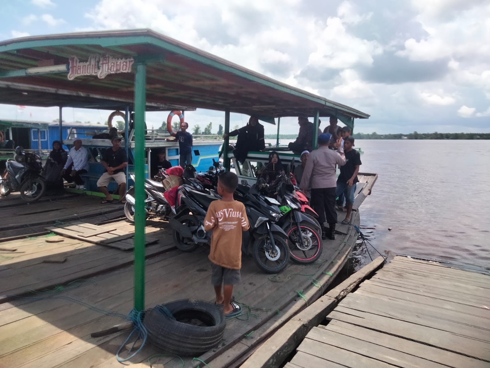 Ditpolairud Polda Kalteng Edukasi Penumpang Feri di DAS Mentaya Soal Keselamatan dan Bahaya Radikalisme