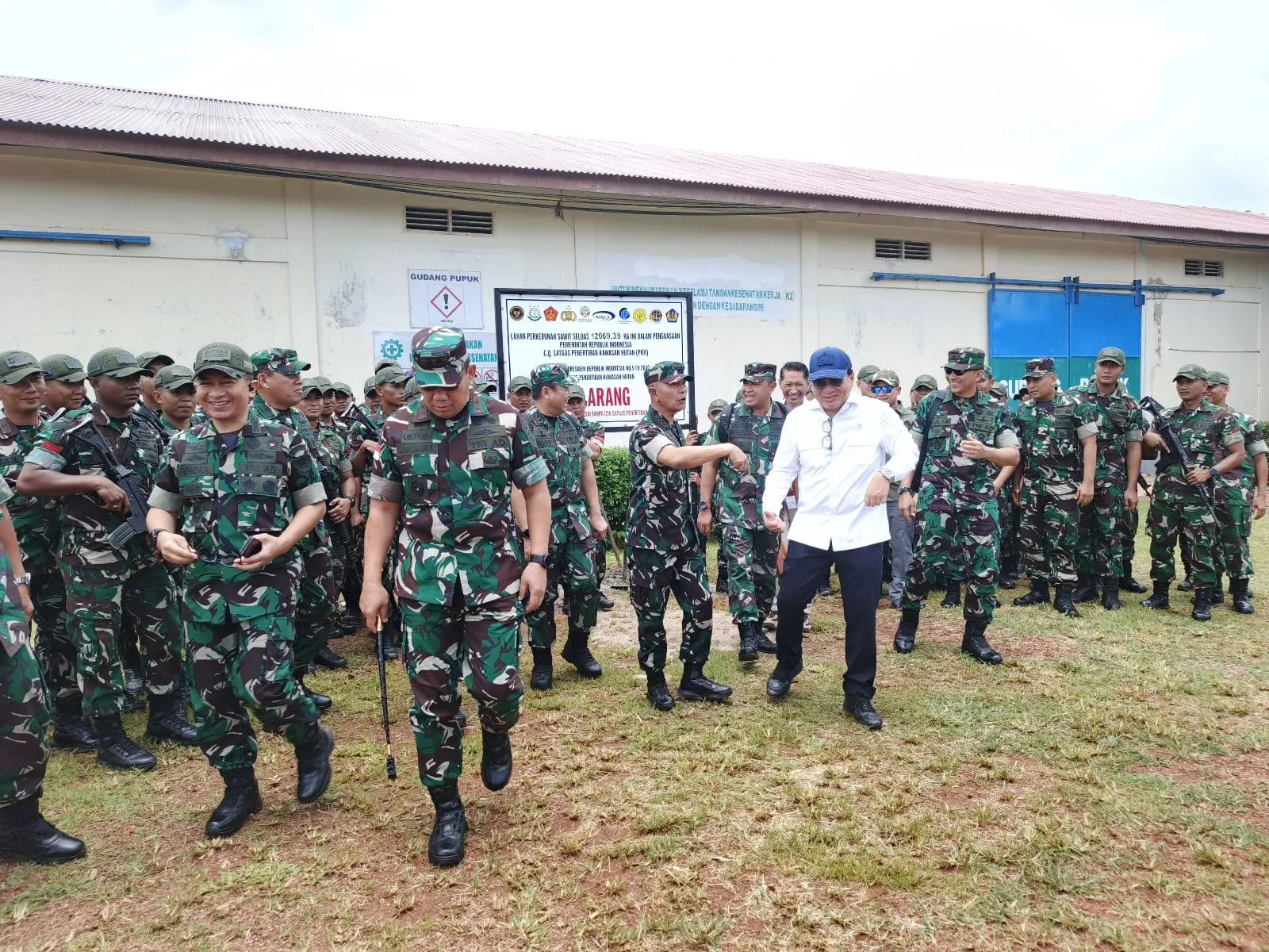 <p>Satgas PKH saat menertibkan lahan kebun sawit masuk kawasan hutan di Kabupaten Kotim, beberapa waktu lalu. (Dok: Apri) </p>