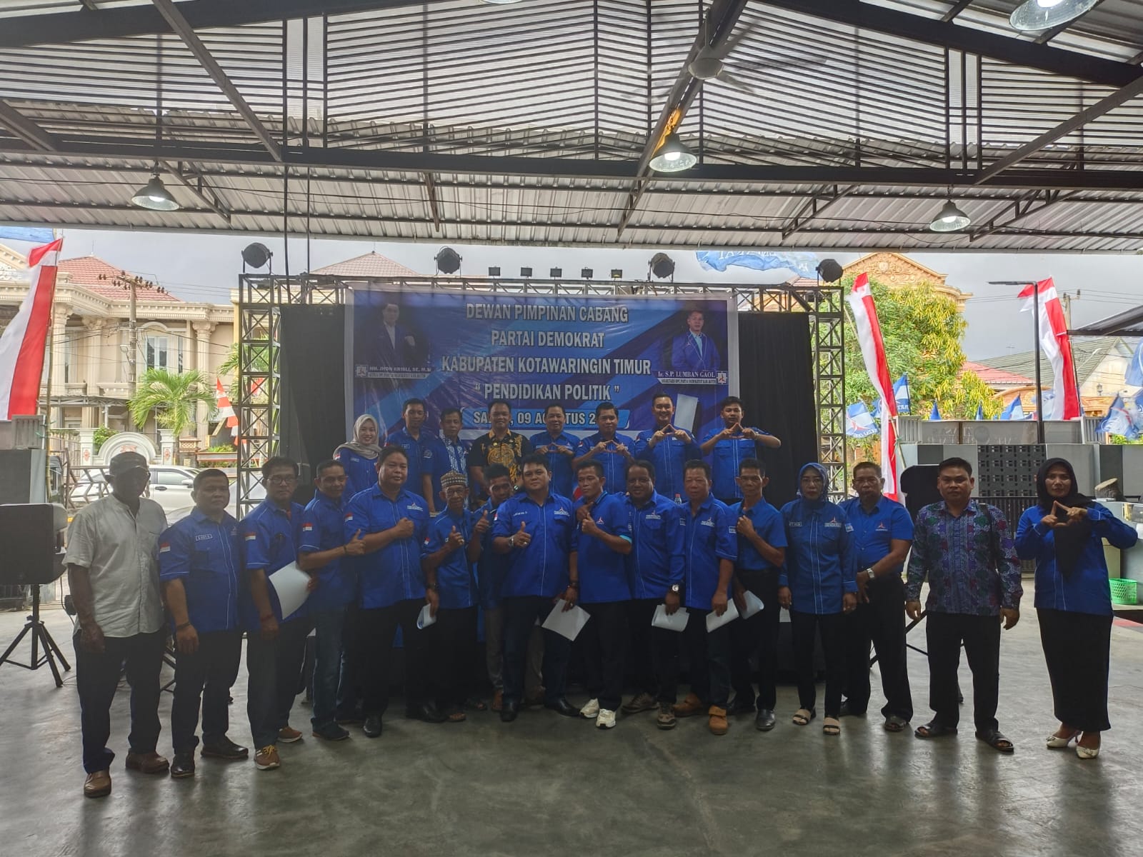 <p>Partai Demokrat Kabupaten Kotim menggelar pendidikan politik bagi kader Dewan Pimpinan Anak Cabang (DPAC) di Atlas Cafe Sampit, Sabtu (9/8/2025). (Foto: Apri) </p>