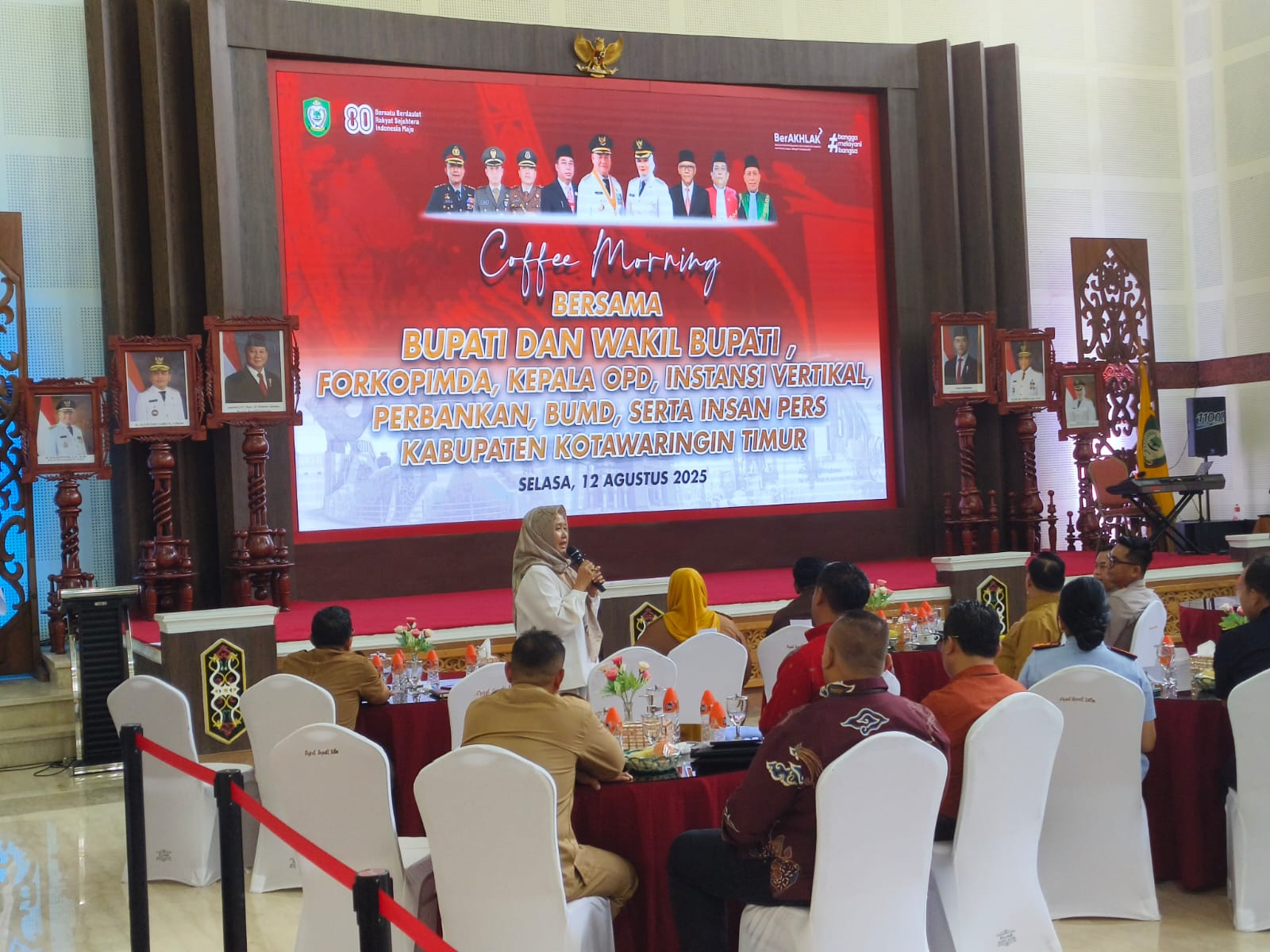 <p>Direktur PT Hapakat Betang Mandiri, Dina Fariza Tryani Syarif saat memaparkan rencana peluncuran AMDK merek “Danum” kepada Bupati Kotim, Halikinnor pada kegiatan Coffe Morning, di Aula Rumah Bupati Kotim, pada Selasa (12/8/2025). (Foto: Apri) </p>

