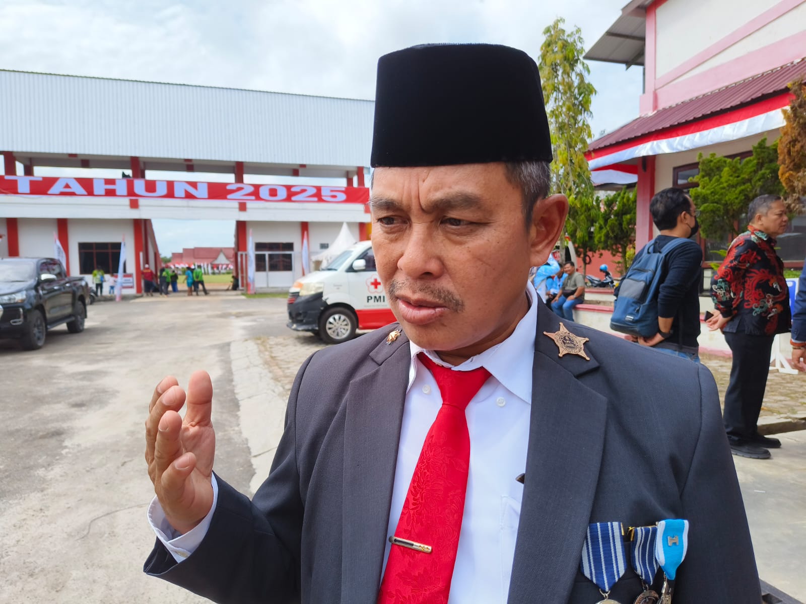 <p>Sekretaris DPRD Kotim, Imam Subekti saat diwawancarai. (Foto: Apri) </p>