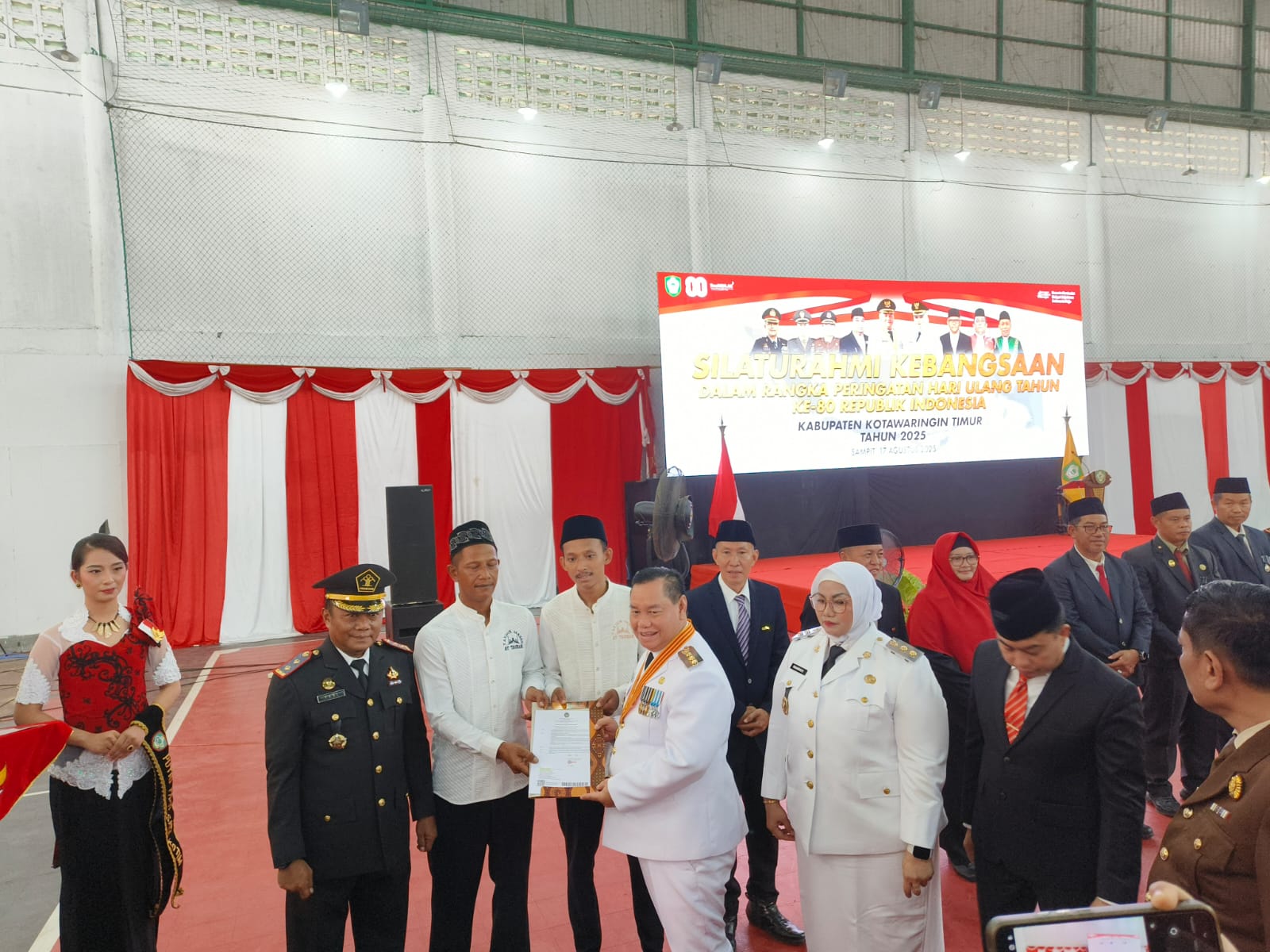 <p>Bupati Kotim, Halikinnor didampingi Wakil Bupati Kotim Irawati dan Kalapas Sampit Muhammad Yani saat penyerahan remisi terhadap perwakilan narapidana Lapas Kelas IIB Sampit. (Foto: Apri) </p>
