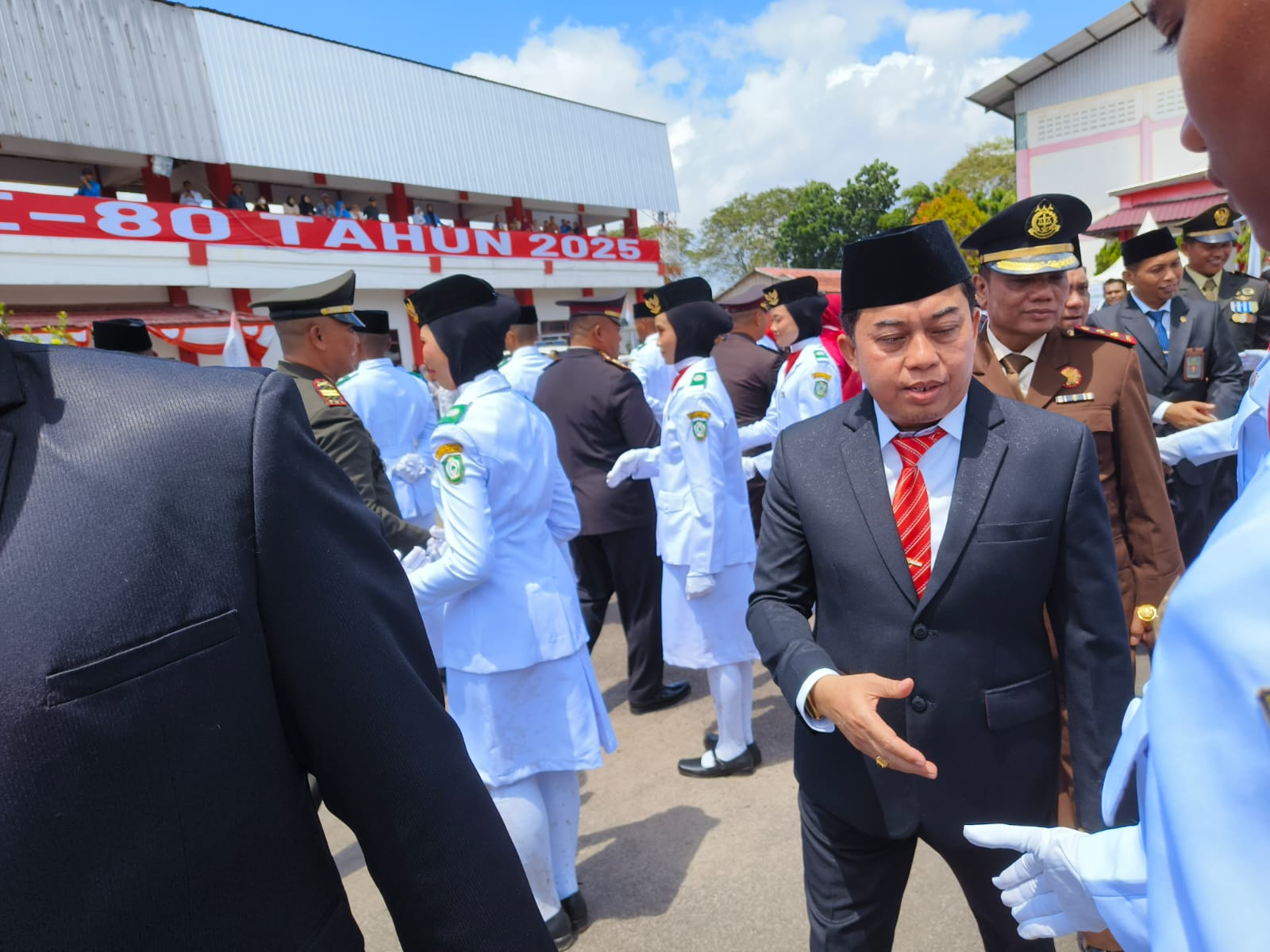 <p>Ketua DPRD Kotim, Rimbun saat bersalaman dengan anggota Paskibraka, pada Minggu (17/8/2025). (Foto: Apri) </p>
