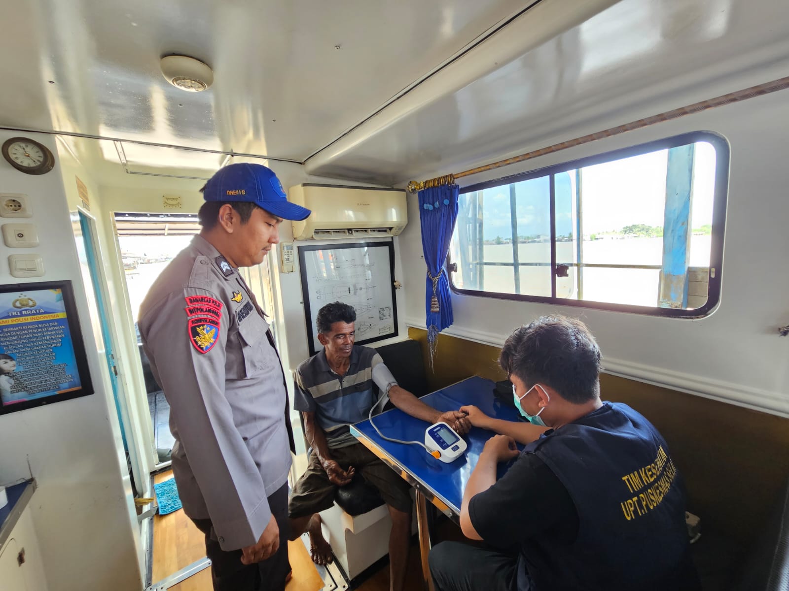 Klinik Terapung Ditpolairud Polda Kalteng Sapa Masyarakat Pesisir Kapuas
