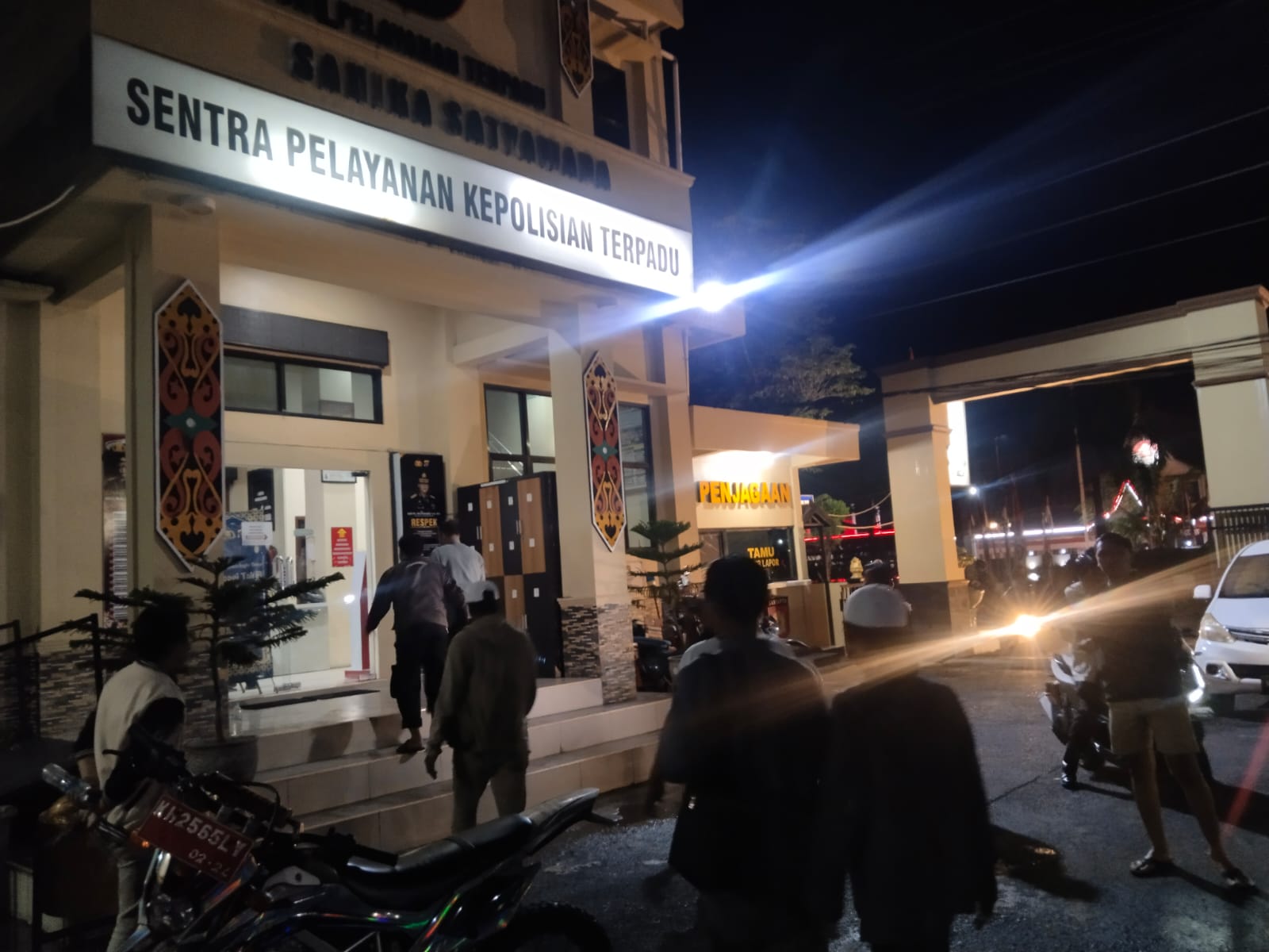 <p>Para korban penipuan perjalanan ibadah umroh saat diinterogasi oleh pihak Kepolisian Polres Kotim pada Kamis (14/8/2025) malam. (Foto: Agus)</p>