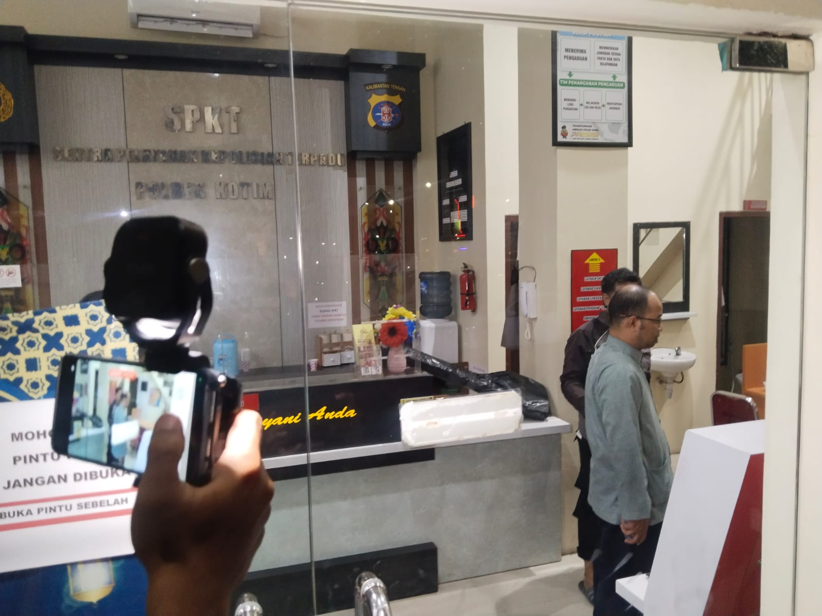 <p>Yasir (berkacamata) pelaku penipuan perjalanan Umroh di Kecamatan Pulau Hanaut, Selasa (19/8/2025). (Foto: Agus)</p>