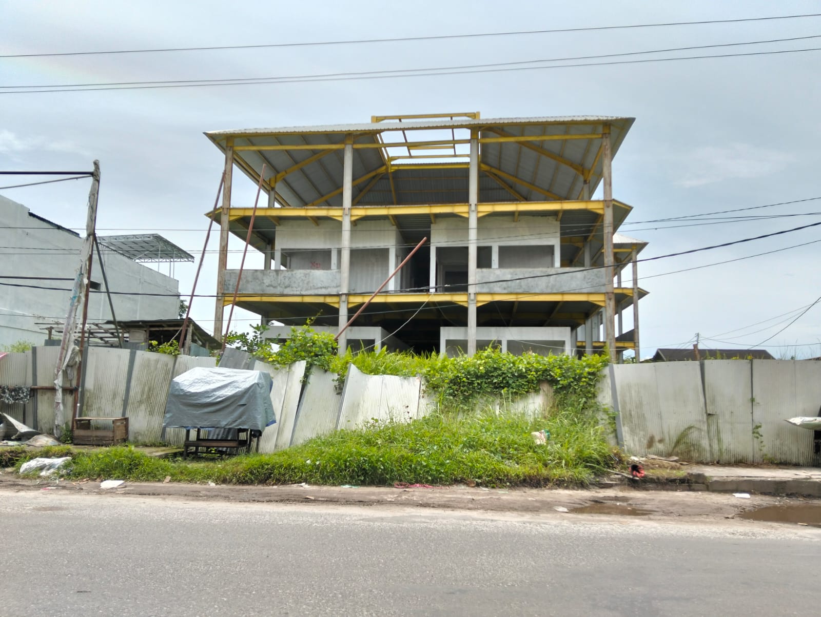 <p>Kondisi dalam bangunan Pasar Mangkikit, di Jalan Pengeran Antasari, Kecamatan Mentawa Baru Ketapang yang terbengkalai, Selasa (13/5/2025). </p>