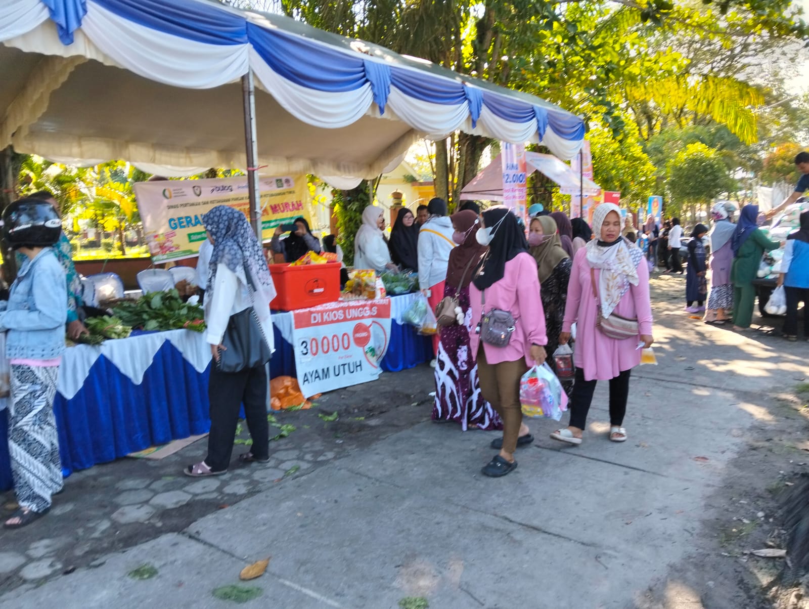 <p>Distan-KP saat mengadakan pasar murah di Taman Kota Sampit, Rabu (4/6/2025). </p>