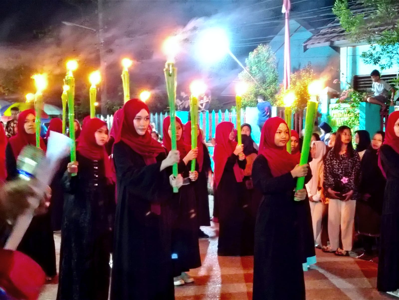 <p>Peserta saat mengikuti Pawai Obor Kecamatan Baamang dalam menyambut Idul Adha 2025.</p>