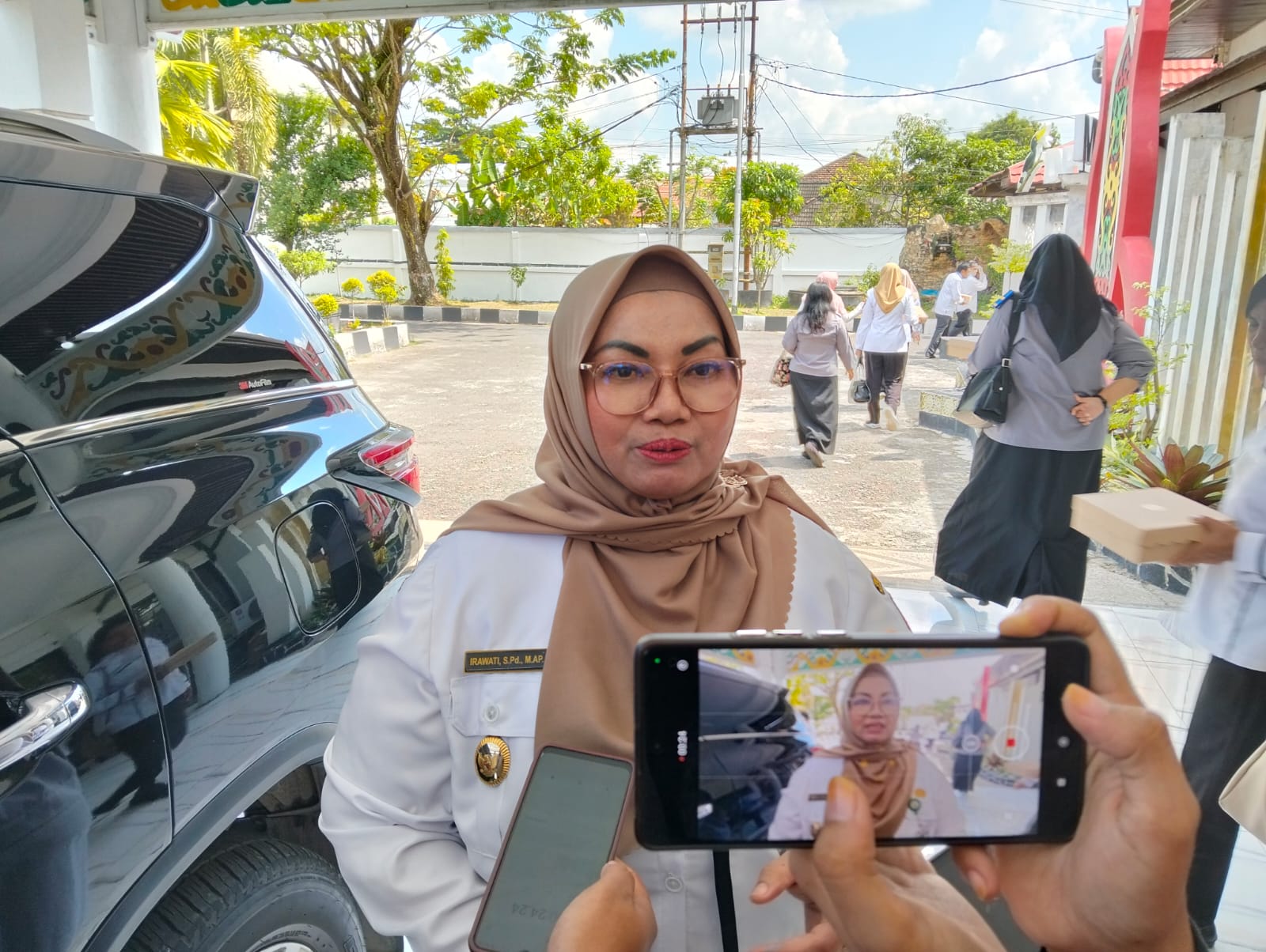 <p>Wakil Bupati Kotim, Irawati saat diwawancarai. (Foto: Apri)</p>