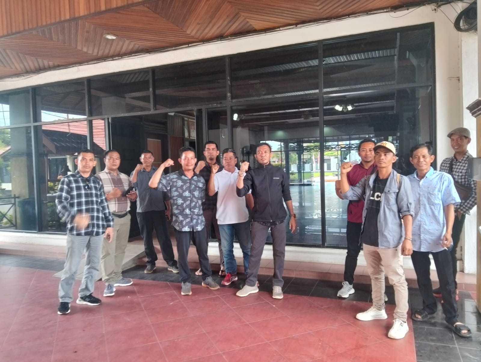 <p>Masyarakat saat berada di Pemkab Kotim dalam rangka menuntut dan mengawal kejelasan janji hak plasma 20 persen PT TASK. (Foto: Ist) </p>
