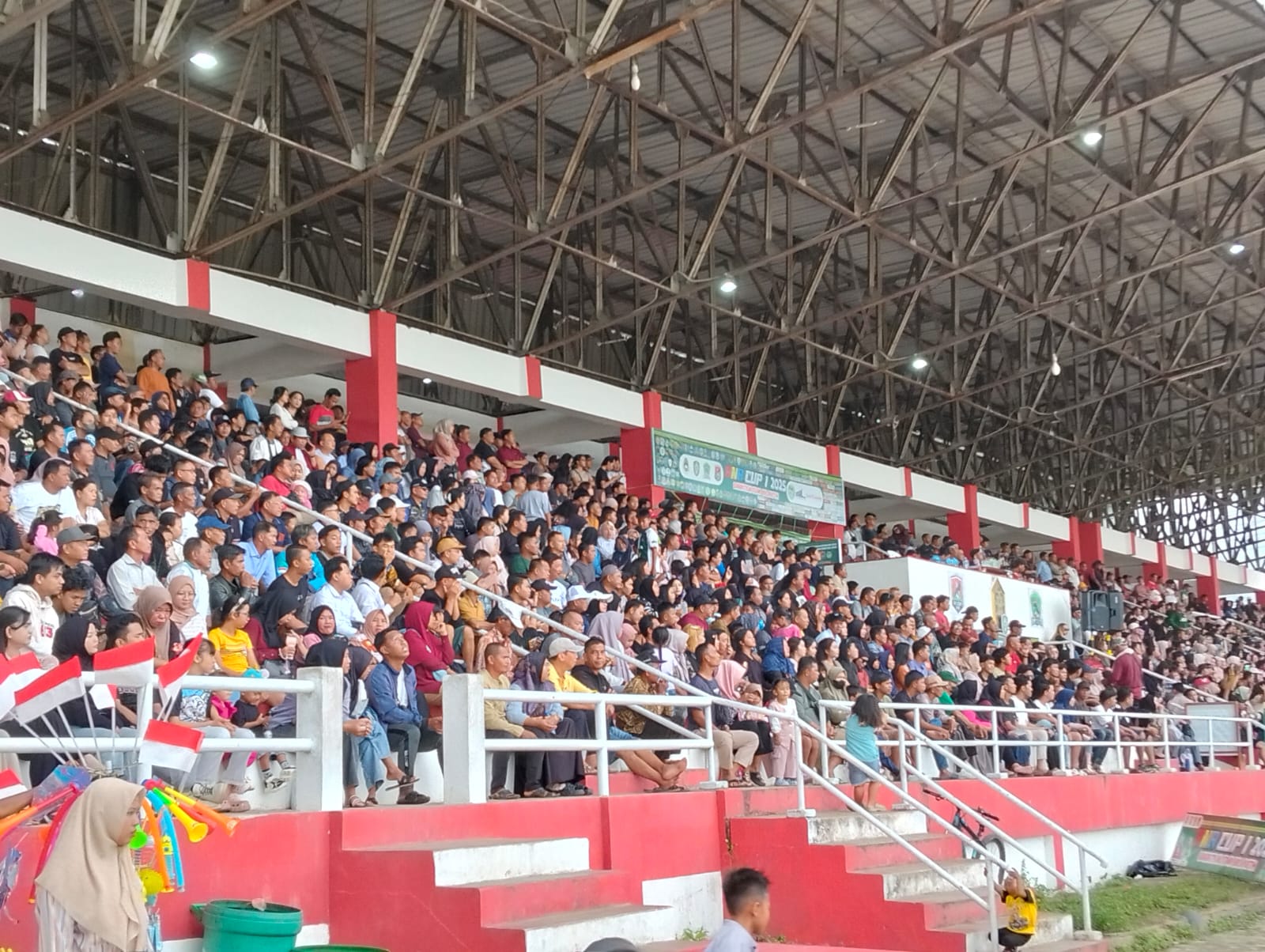 <p>Para penonton memadati Stadion 29 November menyaksikan pertandingan semifinal, Kamis (17/7/2025). (Foto: Apri) </p>