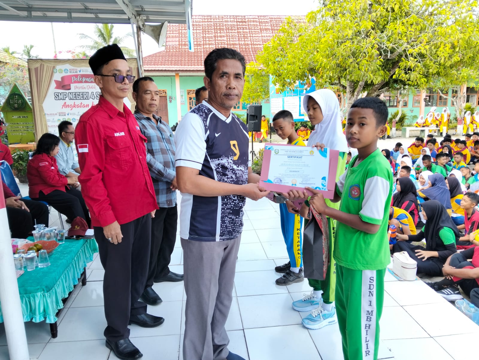 <p>Kasi kurikulum dan Penilaian SMP Disdik Kotim, Herman Yudianto saat menyerahkan penghargaan peserta MPLS disalah satu sekolah di Sampit. (Foto: Apri) </p>
