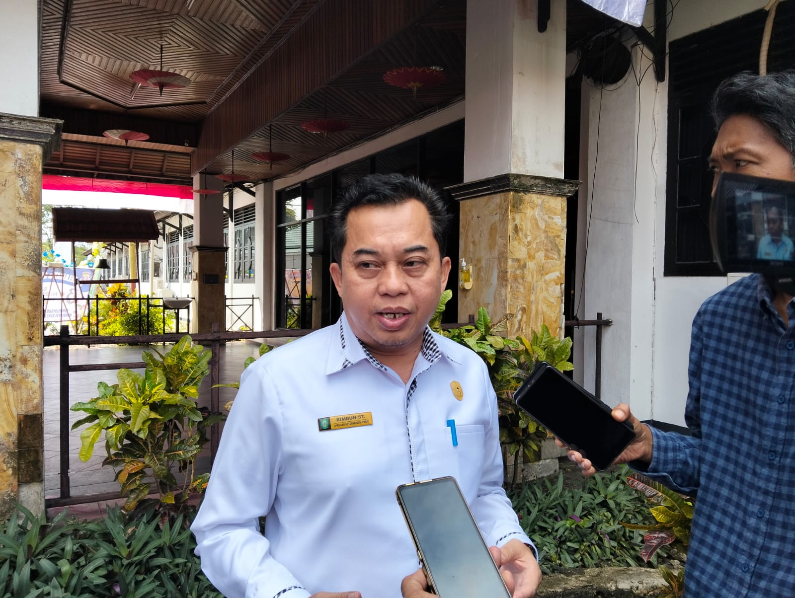 <p>Ketua DPRD Kotim, Rimbun saat diwawancarai. (Foto: Apri) </p>