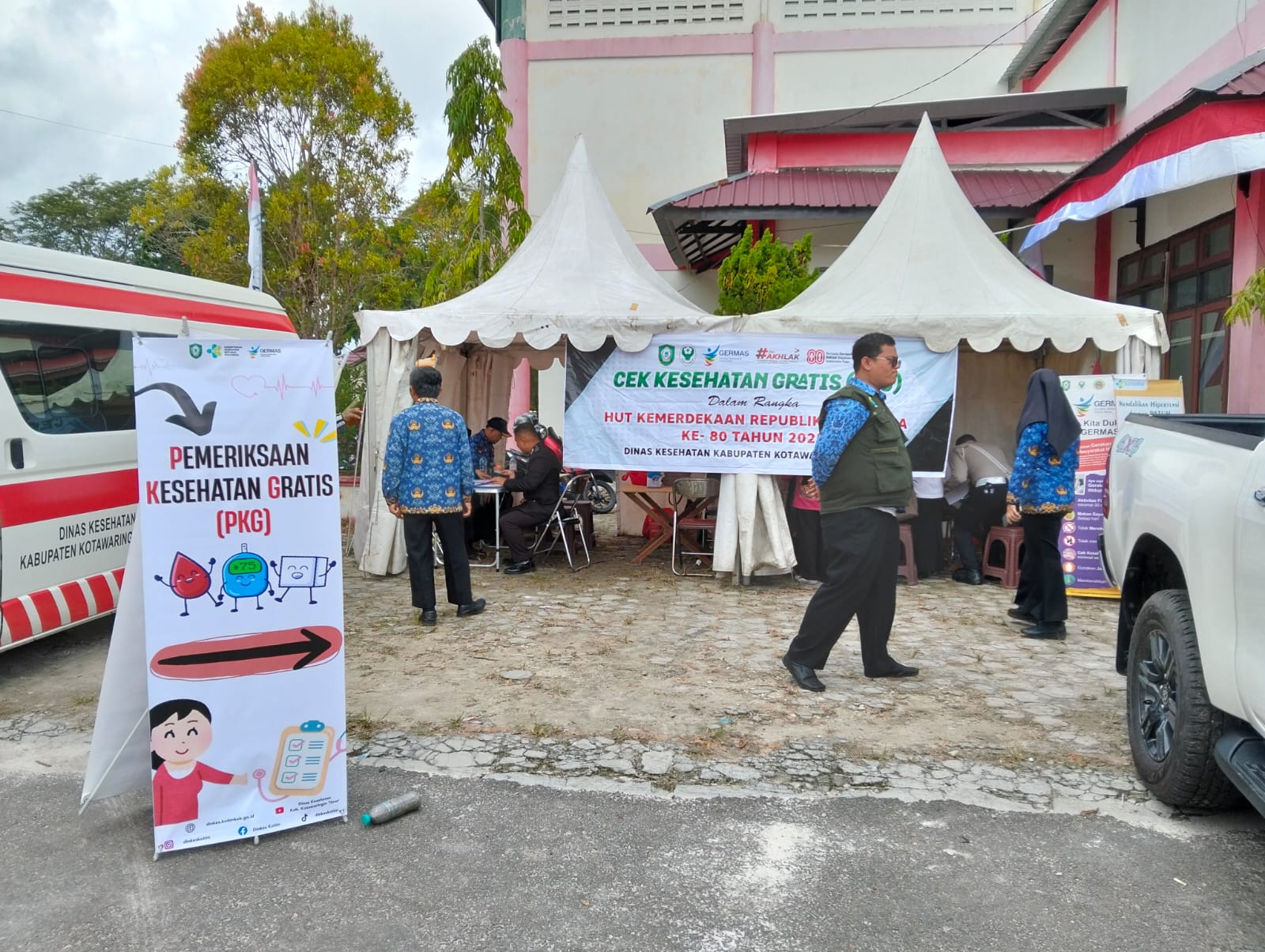 <p>Stand pemeriksaan kesehatan gratis Dinkes Kotim di Stadion 29 November saat Upacara HUT RI, Minggu (17/8/2025). (Foto: Apri) </p>
