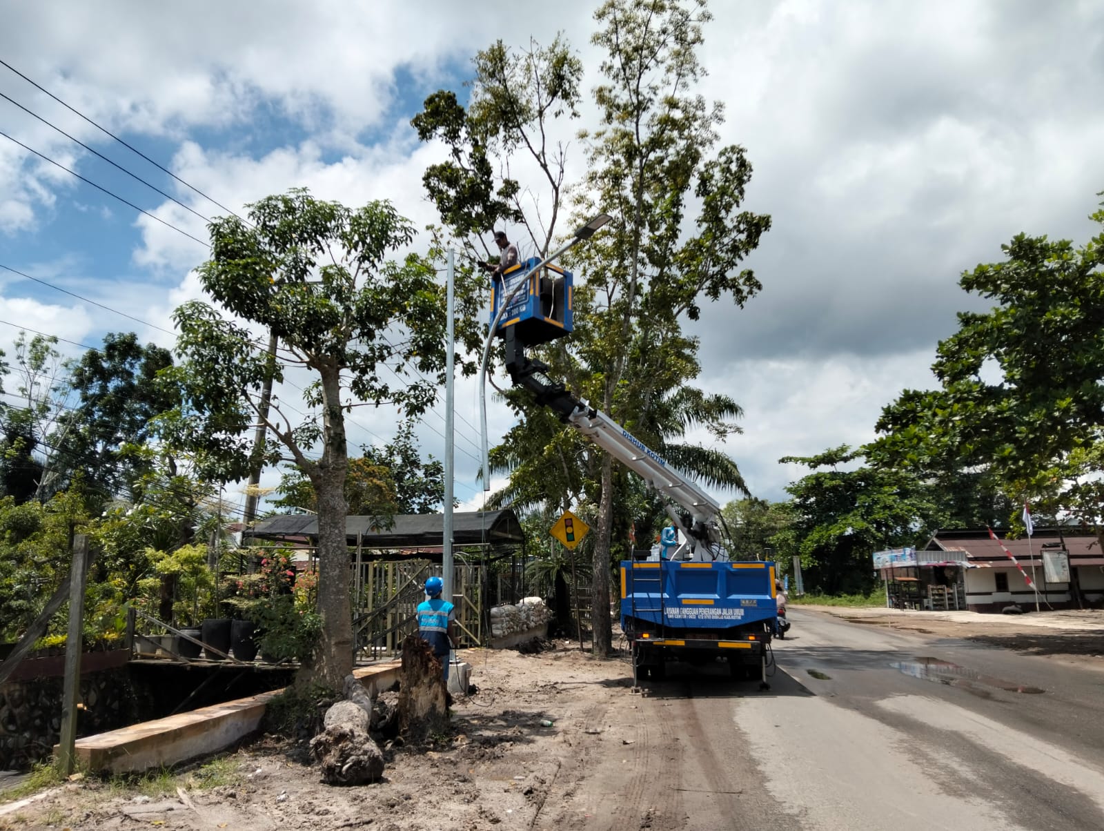<p>Petugas menggunakan mobil skylift saat memasang lampu PJU di Jalan Pramuka, Sampit, Senin (18/8/2025). (Foto: Apri) </p>
