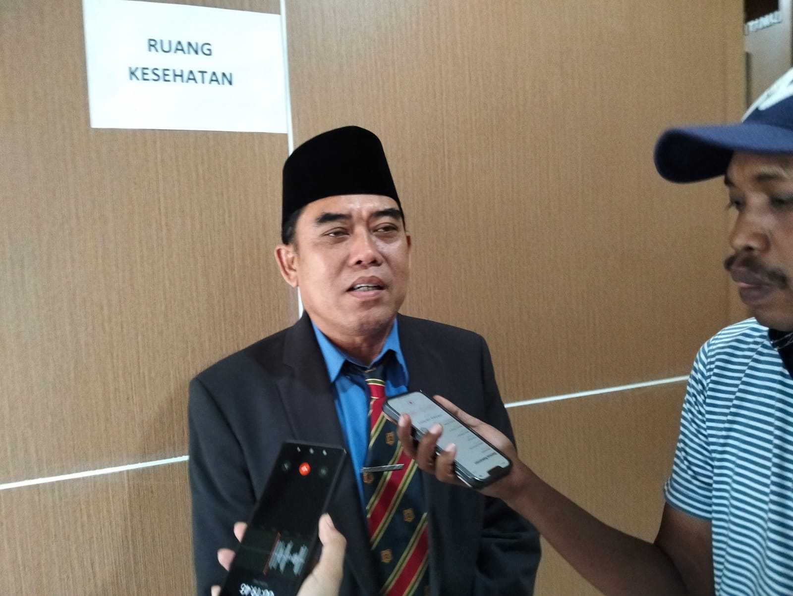 <p>Kepala Disdik Kotim, Muhammad Irfansyah saat diwawancarai. (Foto: Apri) </p>
