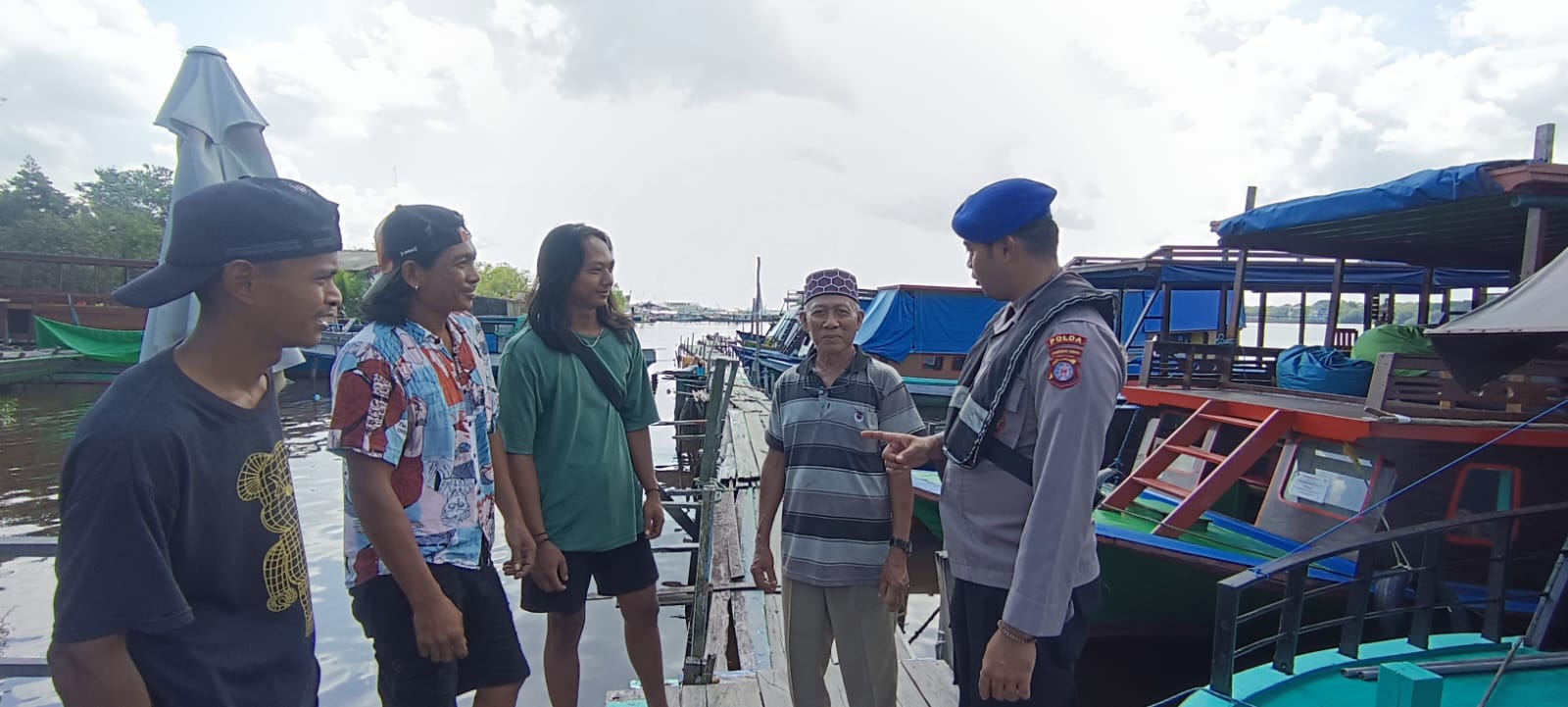 Pastikan Kamtibmas Aman, Ditpolairud Polda Kalteng Gelar Patroli Dialogis di DAS Kumai