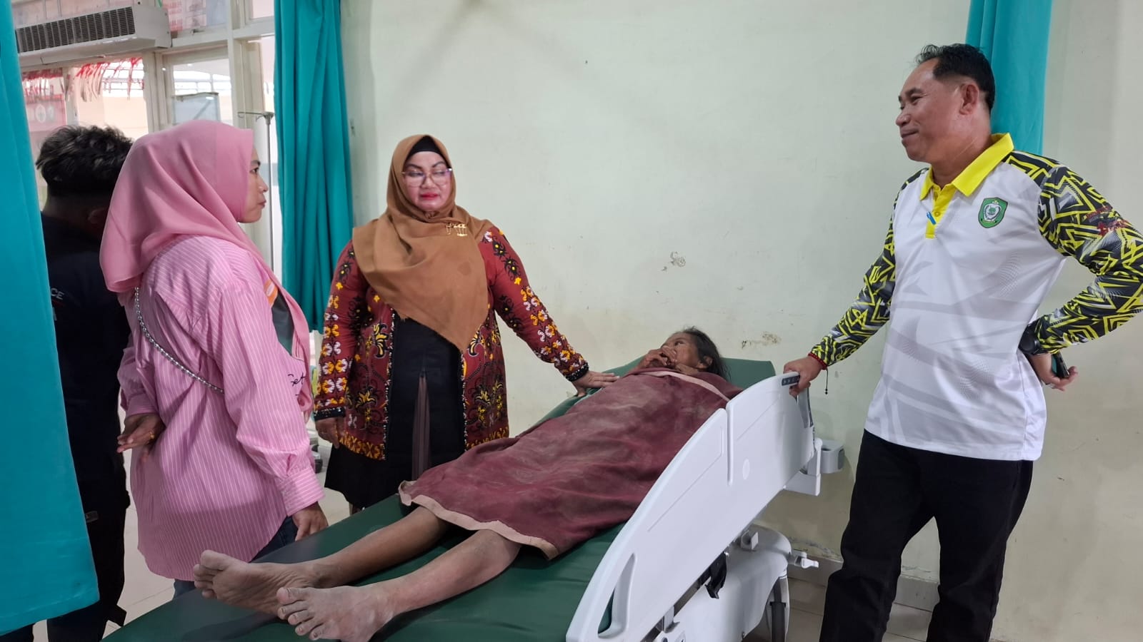 <p>Wabup Kotim, Irawati bersama Lurah Ketapang, Muhammad Jais dan petugas Dinsos saat menjenguk Linda di RSUD dr Murjani, pada Sabtu (1/2/2025). </p>