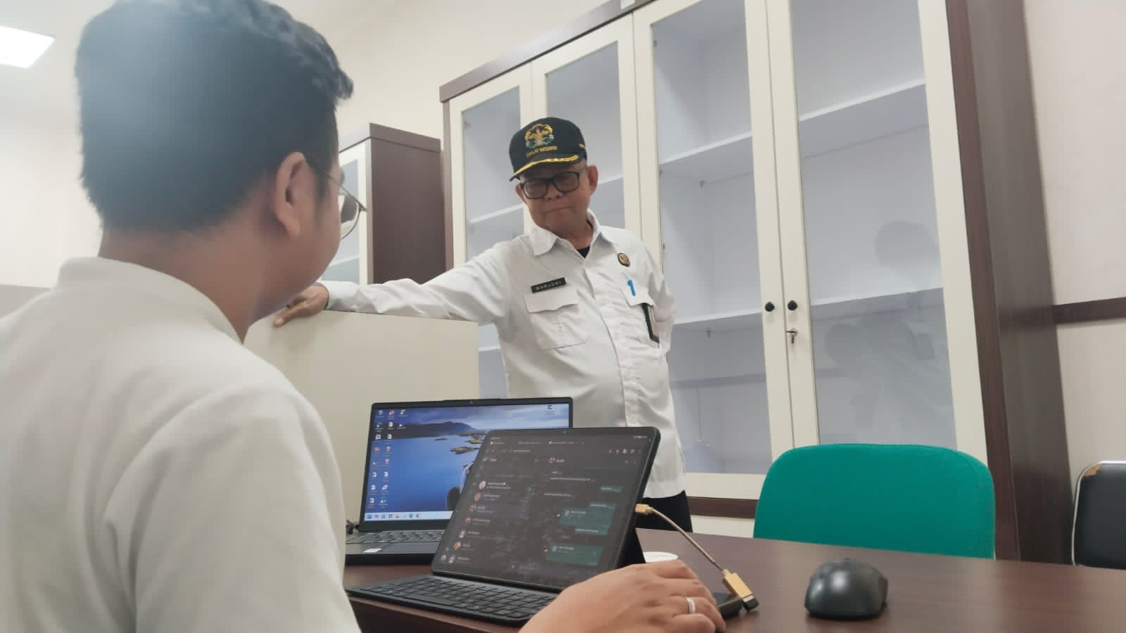 <p>Kepala Diskominfo Kotim Marjuki memantau pelayanan publik di MPP Habaring Hurung Sampit.</p>