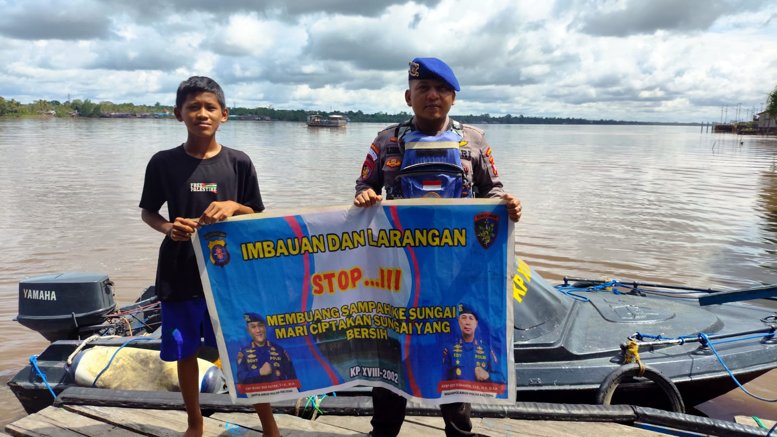 Patroli Sungai, Ditpolairud Ajak Masyarakat Pulang Pisau Jaga Kebersihan Lingkungan