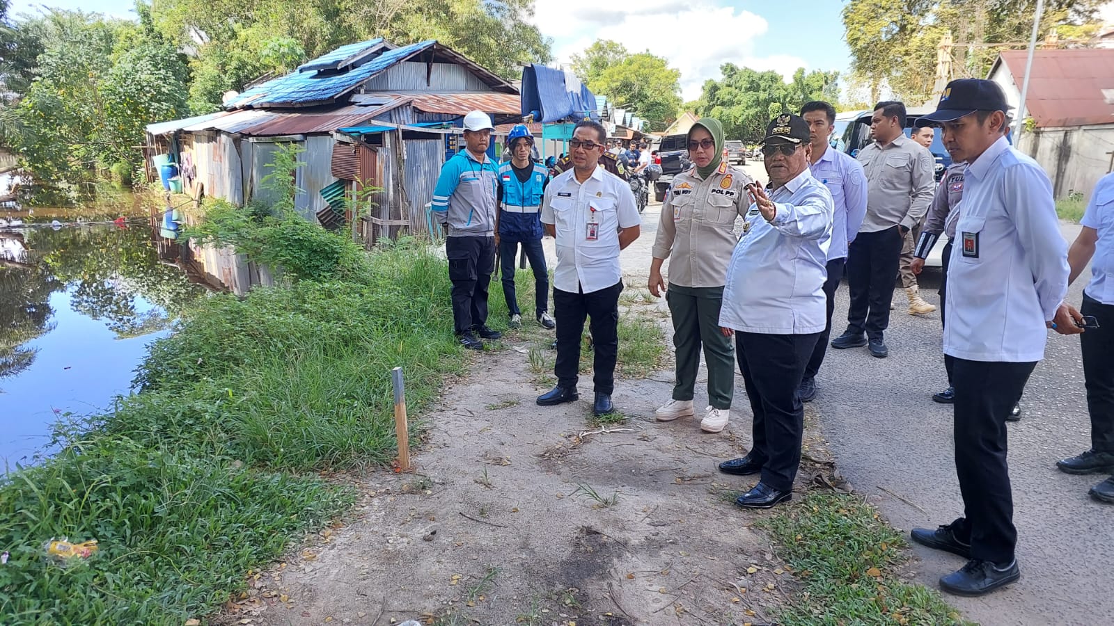 <p>Pengecekan titik pemasangan PJU oleh Bupati Kotim Halikinnor bersama jajaran terkait di Jalan Pramuka, Rabu (4/6/2025).</p>