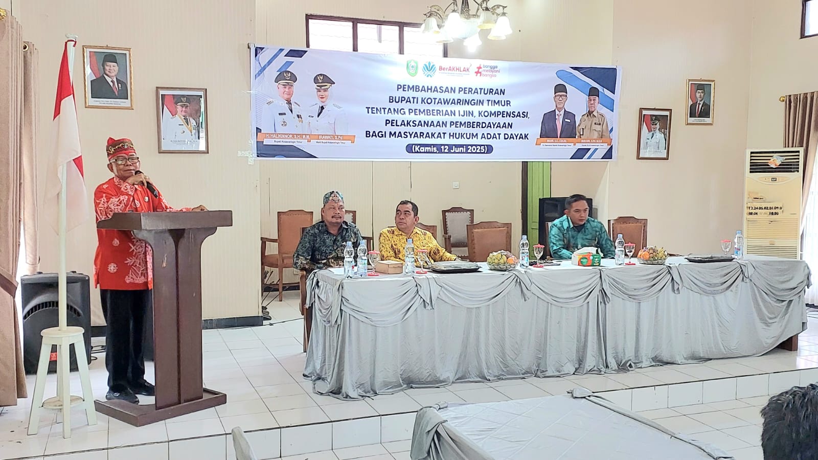 <p>Kepala DLH Kotim Marjuki memberikan sambutan pada kegiatan pembahasan rancangan peraturan Bupati Kotim tentang pemberian izin, kompensasi, dan pelaksanaan pemberdayaan bagi Masyarakat Hukum Adat Dayak, Kamis (12/6/2025).</p>