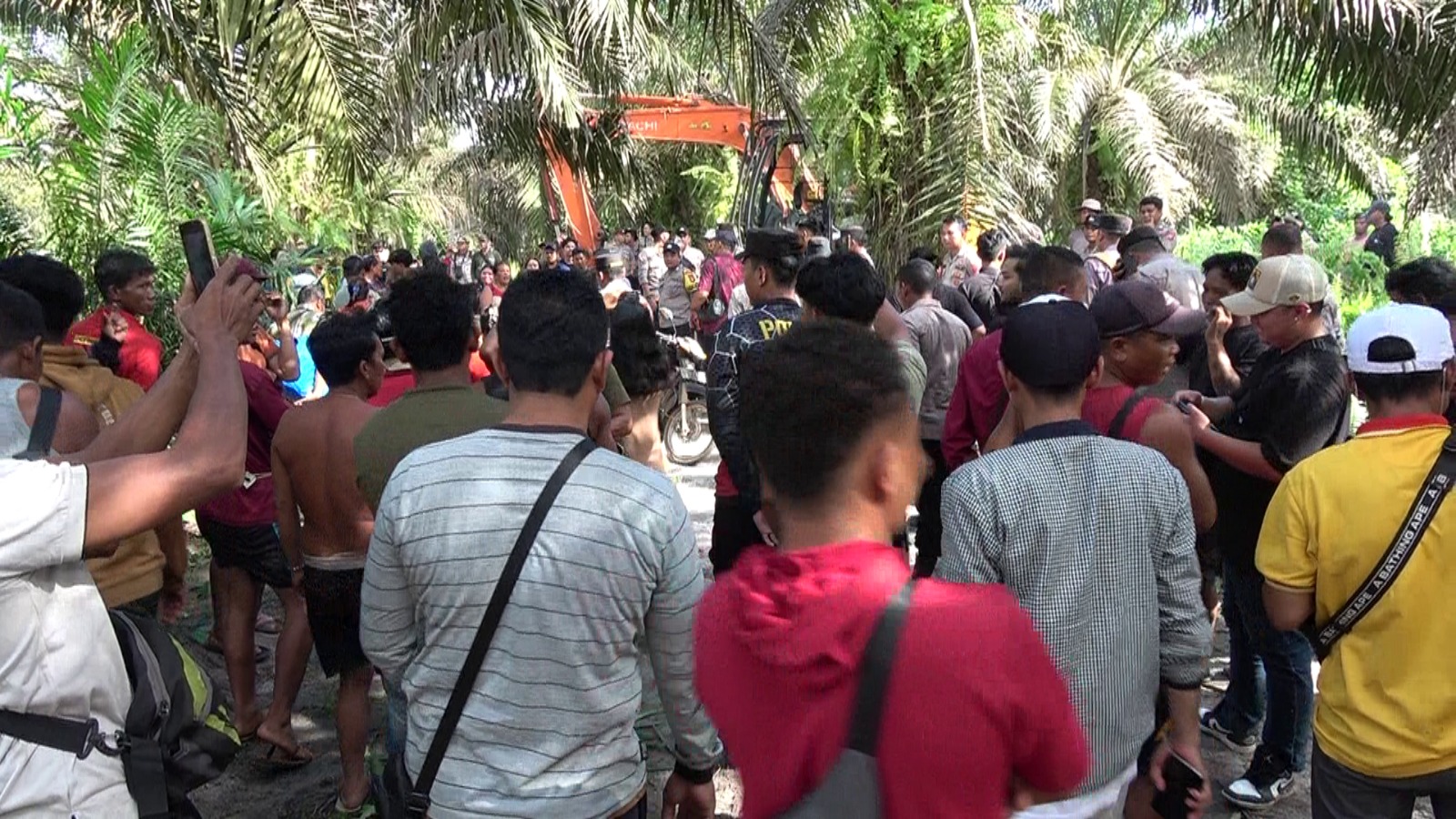 <p>Warga yang menolak penutupan jalan menuju Kilometer 18 Jalan Jenderal Sudirman Sampit. (Foto: Ist)</p>
