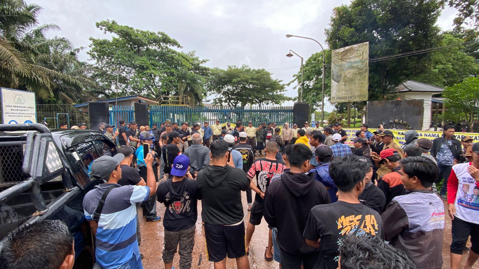 <p>Ratusan warga menggelar aksi demontrasi di PT. SSP, menuntut realisasi plasma 20 persen, pada Senin (7/7/2025). (Foto : Adi Susanto)</p>