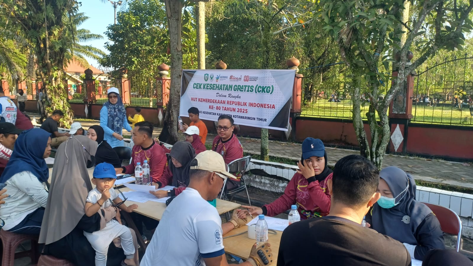<p>Petugas kesehatan saat melakukan cek kesehatan di sela kegiatan CFD Taman Kota Sampit, pada Minggu (3/8/2025). (Foto: Ist) </p>