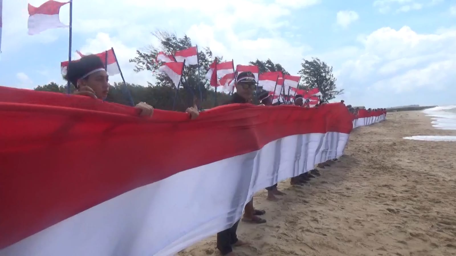 <p>Satpolairud Polres Kotim saat membentangkan bendera Merah Putih sepanjang 80 meter di Pantai Ujung Pandaran, Kecamatan Teluk Sampit, Sabtu (16/8/2025). (Foto: Ist) </p>
