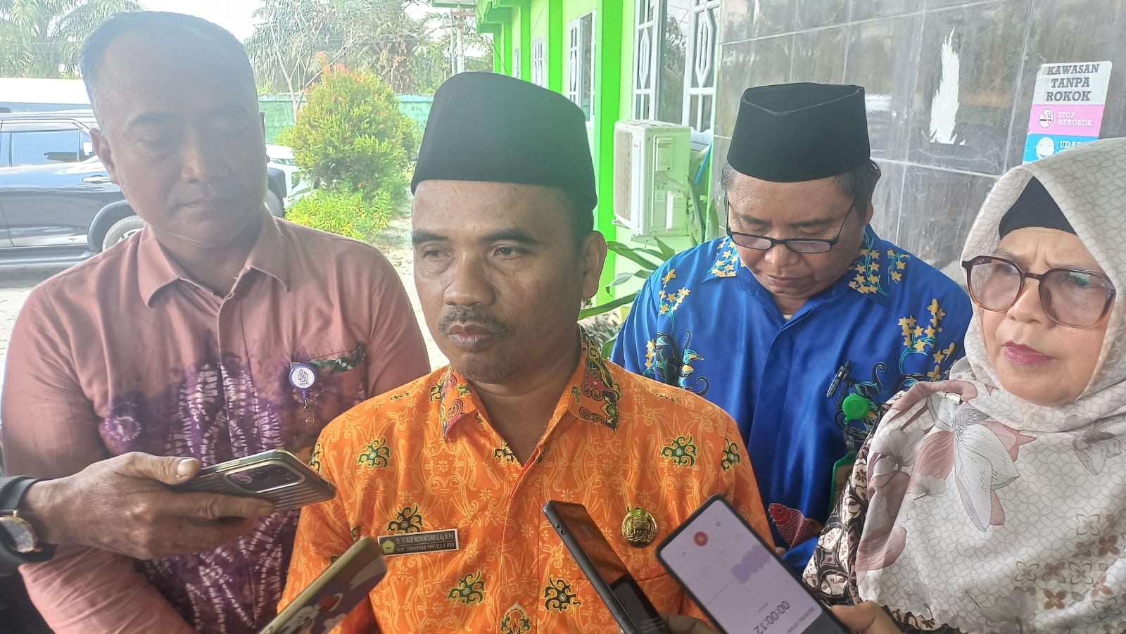 <p>Kepala Kantor Kemenag Kotim, Nur Widiantoro saat diwawancarai, Kamis (3/7/2025). </p>