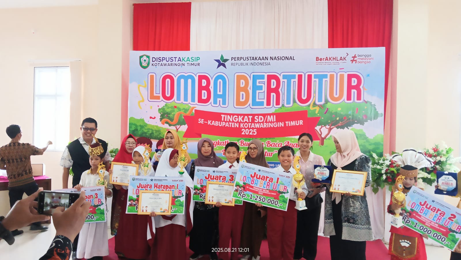 <p>Para pemenang Lomba Bertutur tingkat SD/MI se-Kotim Tahun 2025, Kamis (21/8/2025). (Foto : Andri)</p>