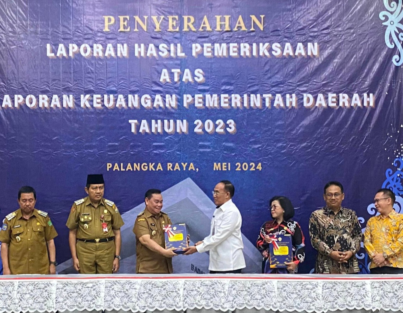 <p>Bupati Kotawaringin Timur, Halikinnor menerima PHP dari BPK RI Perwakilan Kalteng di Palangka Raya, Senin (20/5)</p>
