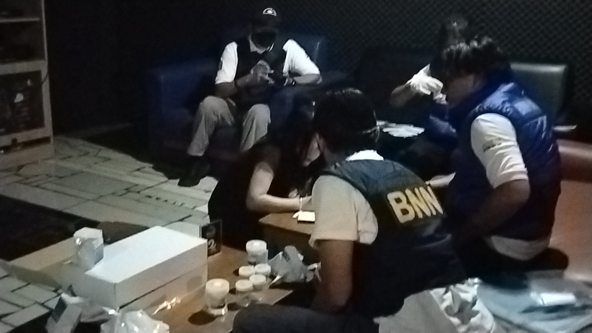 <p>Petugas BNNP Kalteng saat melakukan tes urine terhadap pengujung karoke hotel Goll Inn Kota Sampit, Minggu, (15/12).</p>