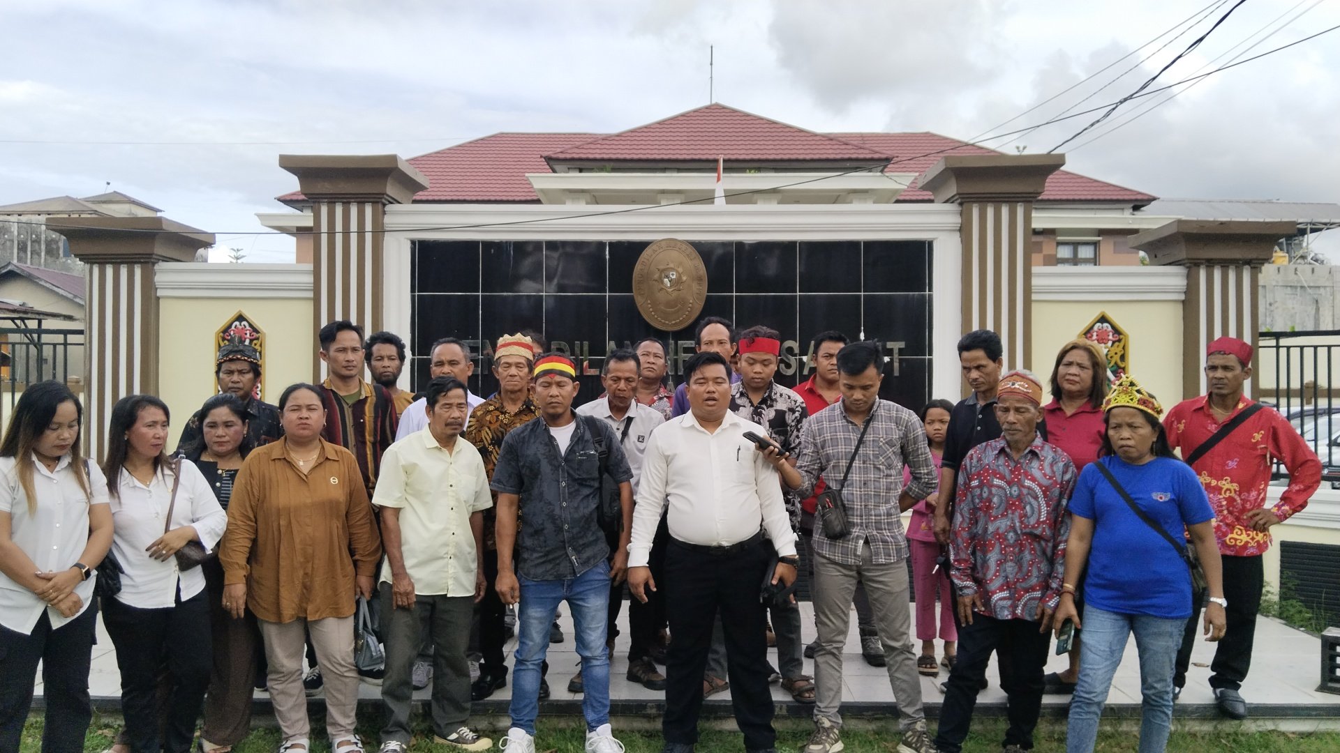 <p>Keluarga Burhan usai sidang di PN Sampit dengan PT SKD. Senin, (20/1/2025)</p>
