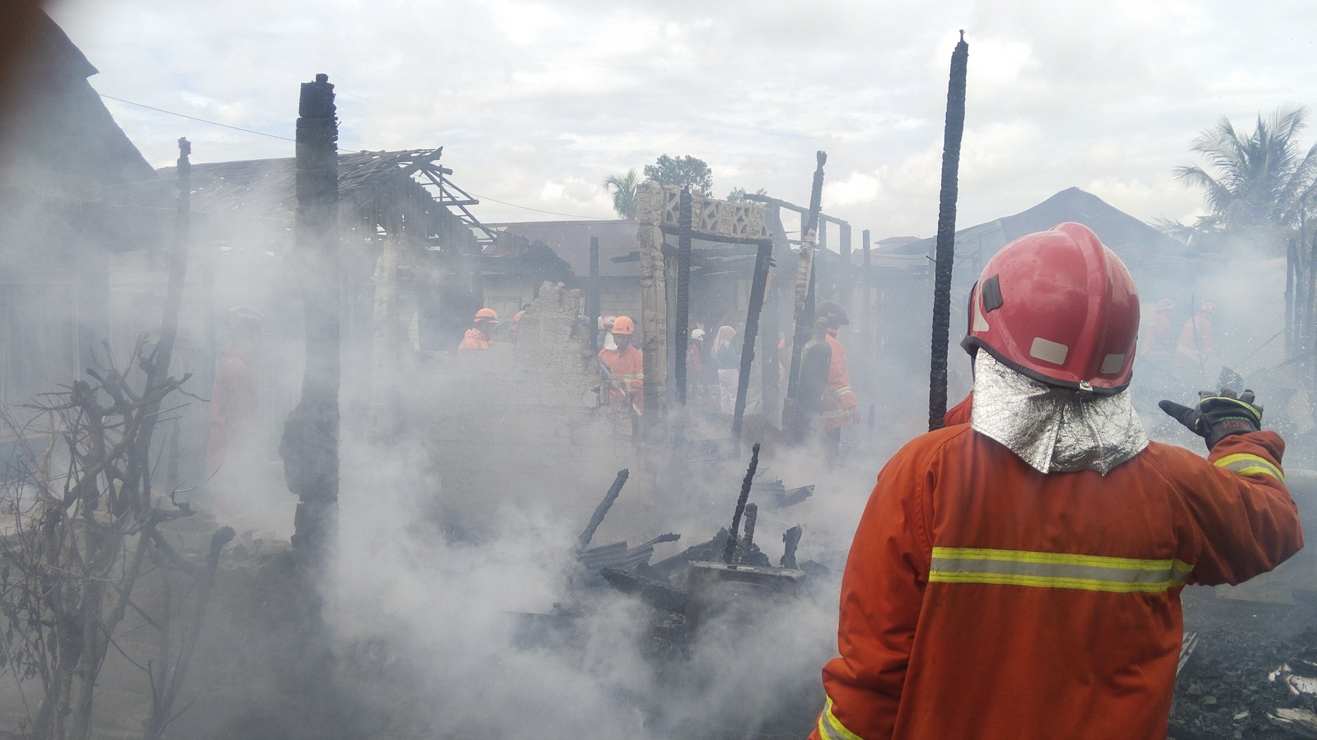 <p>Tampak petugas pemadam kebakaran sedang memadamkan api yang melahap rumah warga di Gang Delima Kuning, Jalan Mucran Ali, Kecamatan Bamaang, Jumat, (31/1/2025).</p>