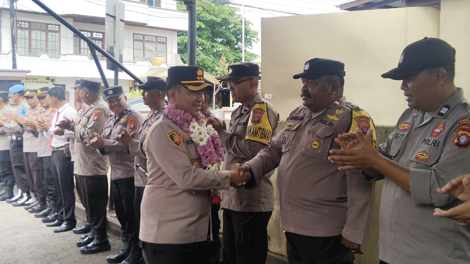 <p>Kapolres Kotim, AKBP Resky Maulana Zulkarnain saat Kunjungan kerja di Polsek Ketapang, Senin (26/5/2025). </p>
