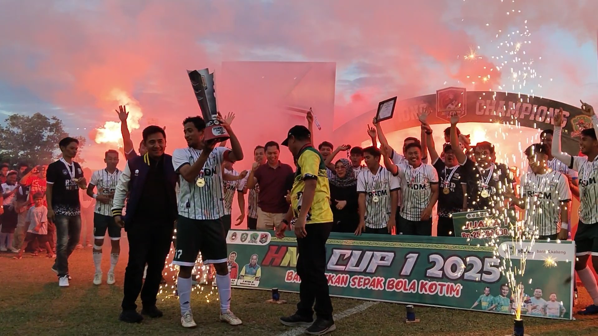<p>RSDM FC A saat merayakan kemenangannya pada turnamen HNR CUP I 2025 pada Sabtu (19/7/2025). (Foto: Agus).</p>
