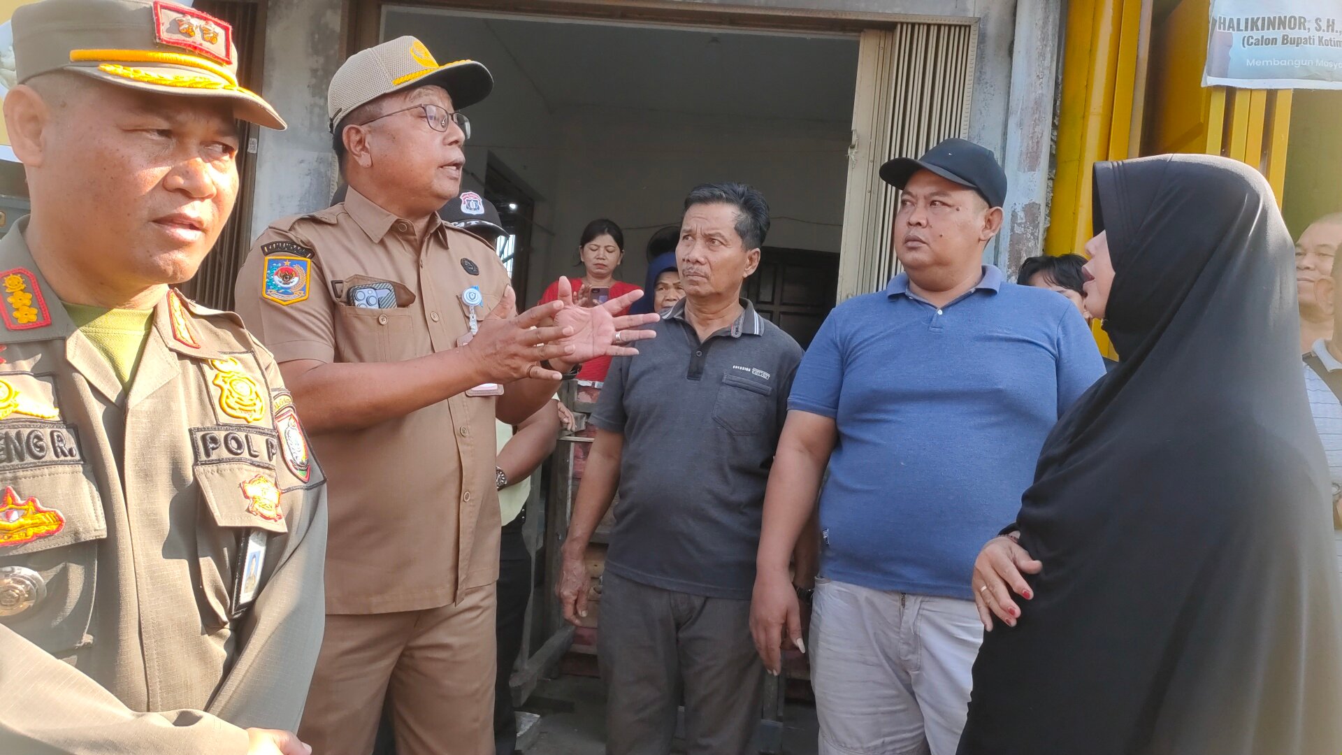 <p>Kepala DiskopUKMPerindag Kotim Johny Tangkere saat berbincang denagn pengurus Pasar Keramat, Senin (28/7/2025).</p>