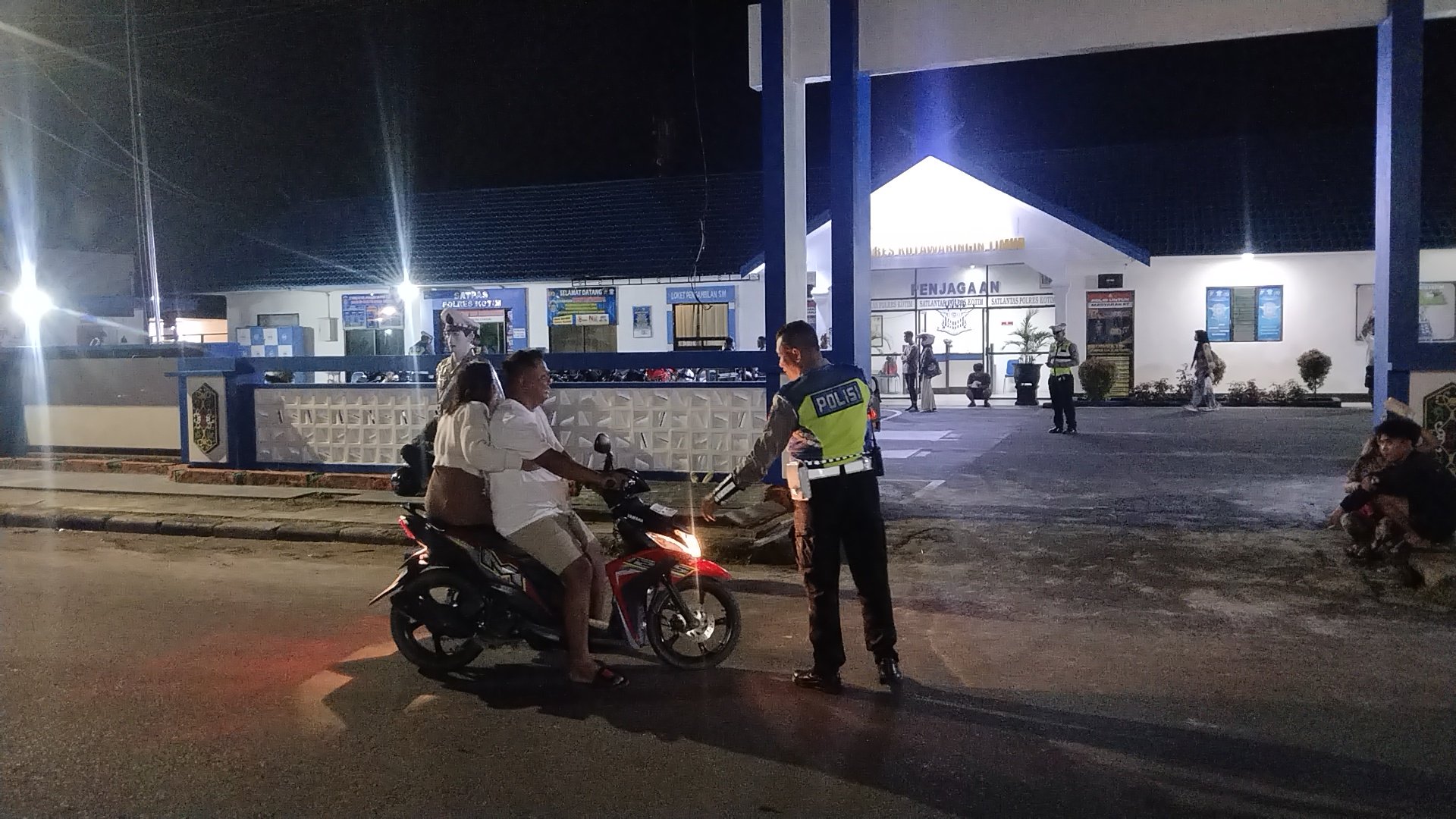<p>Anggota Satlantas saat melakukan penindakan terhadap pengendara yang tidak menggunakan helm beberapa waktu lalu. (Foto: Dok Agus) </p>
